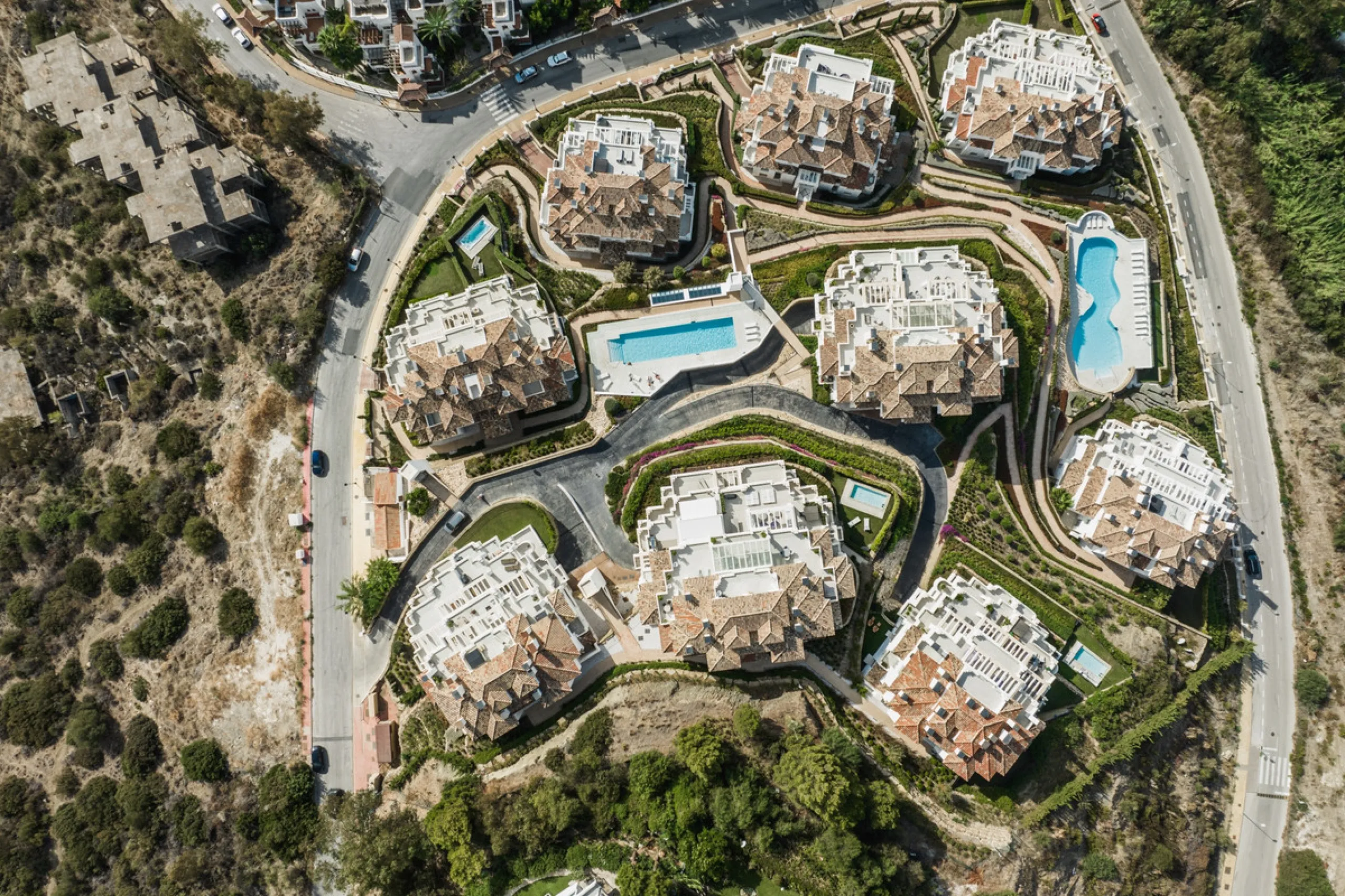 Truly unique 7-bedroom apartment located in Nine Lions, a sought-after and well-secured residential complex in Nueva Andalucía offering 53 apartments. Built to the highest standards, it is south facing and offers spectacular sea views.