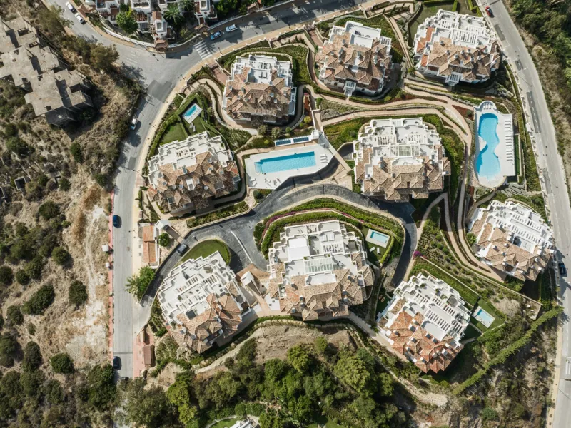 Truly unique 7-bedroom apartment located in Nine Lions, a sought-after and well-secured residential complex in Nueva Andalucía offering 53 apartments. Built to the highest standards, it is south facing and offers spectacular sea views.