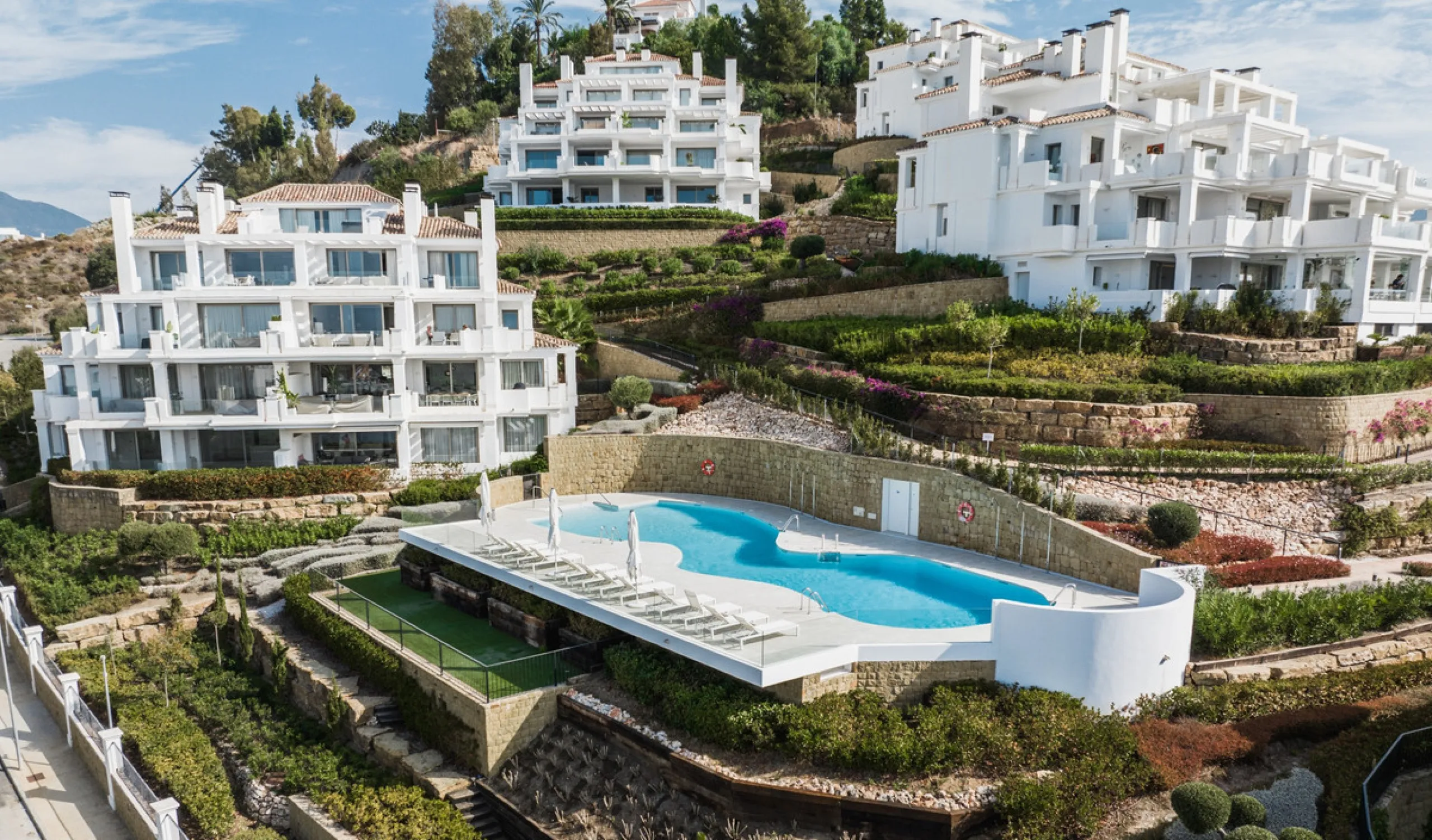 Truly unique 7-bedroom apartment located in Nine Lions, a sought-after and well-secured residential complex in Nueva Andalucía offering 53 apartments. Built to the highest standards, it is south facing and offers spectacular sea views.