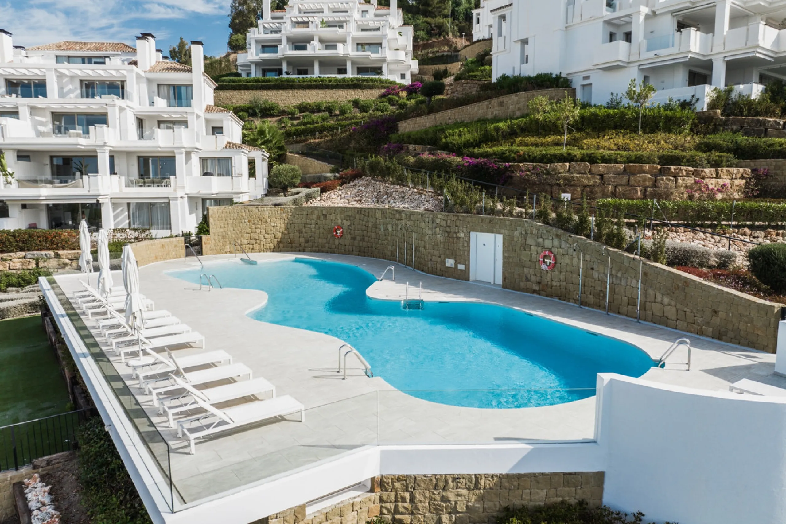 Truly unique 7-bedroom apartment located in Nine Lions, a sought-after and well-secured residential complex in Nueva Andalucía offering 53 apartments. Built to the highest standards, it is south facing and offers spectacular sea views.
