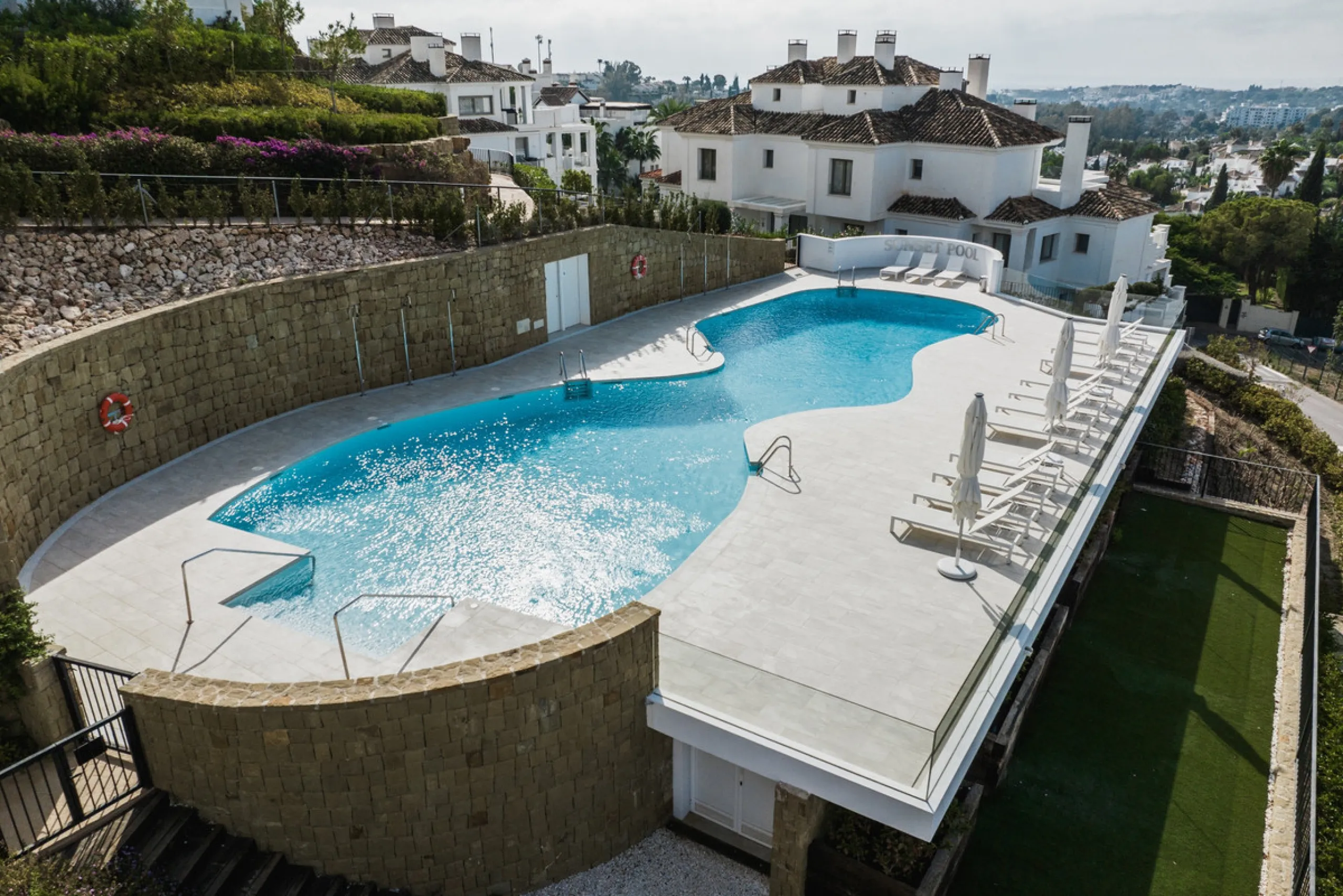 Truly unique 7-bedroom apartment located in Nine Lions, a sought-after and well-secured residential complex in Nueva Andalucía offering 53 apartments. Built to the highest standards, it is south facing and offers spectacular sea views.