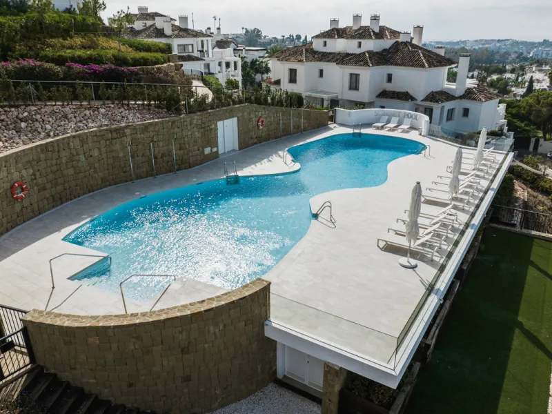 Truly unique 7-bedroom apartment located in Nine Lions, a sought-after and well-secured residential complex in Nueva Andalucía offering 53 apartments. Built to the highest standards, it is south facing and offers spectacular sea views.