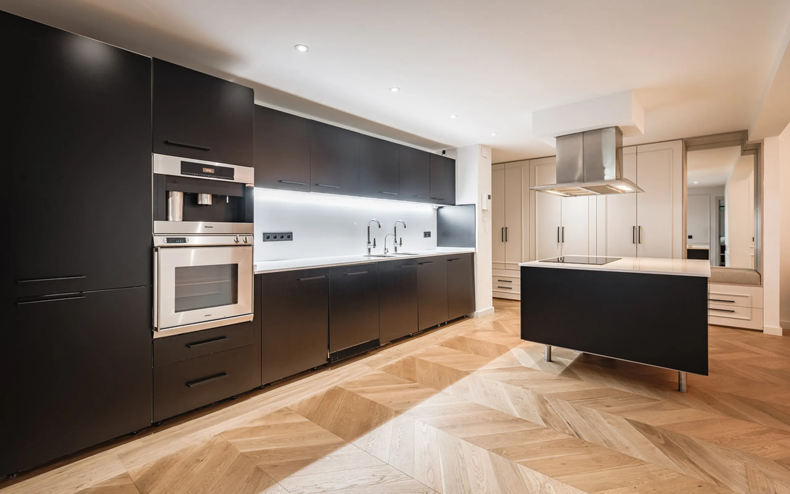Fully renovated 3-bedroom southwest-facing garden apartment in Gazules del Sol, a fully gated and secured complex walking distance to Atalaya International School, Benahavís.