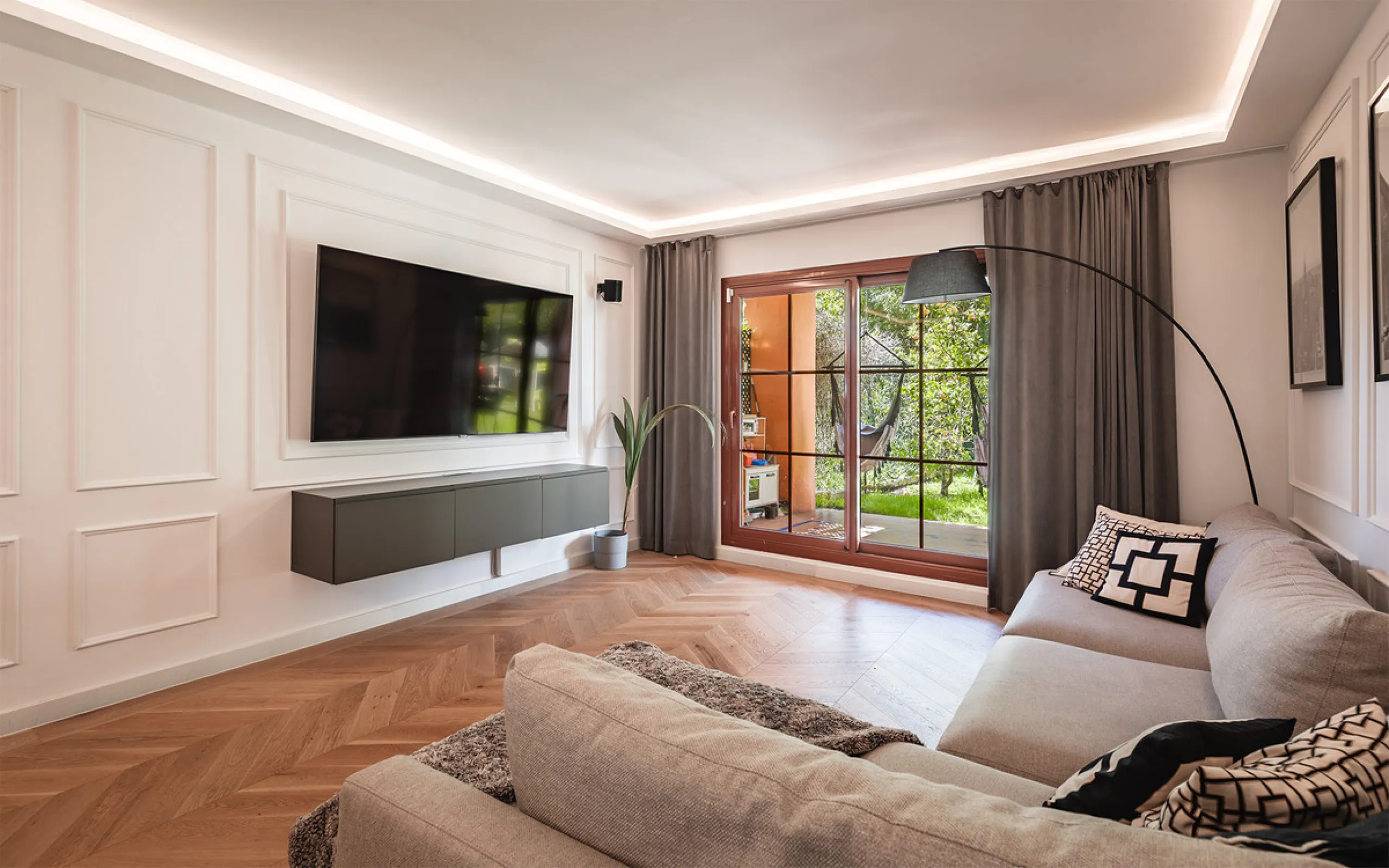 Fully renovated 3-bedroom southwest-facing garden apartment in Gazules del Sol, a fully gated and secured complex walking distance to Atalaya International School, Benahavís.