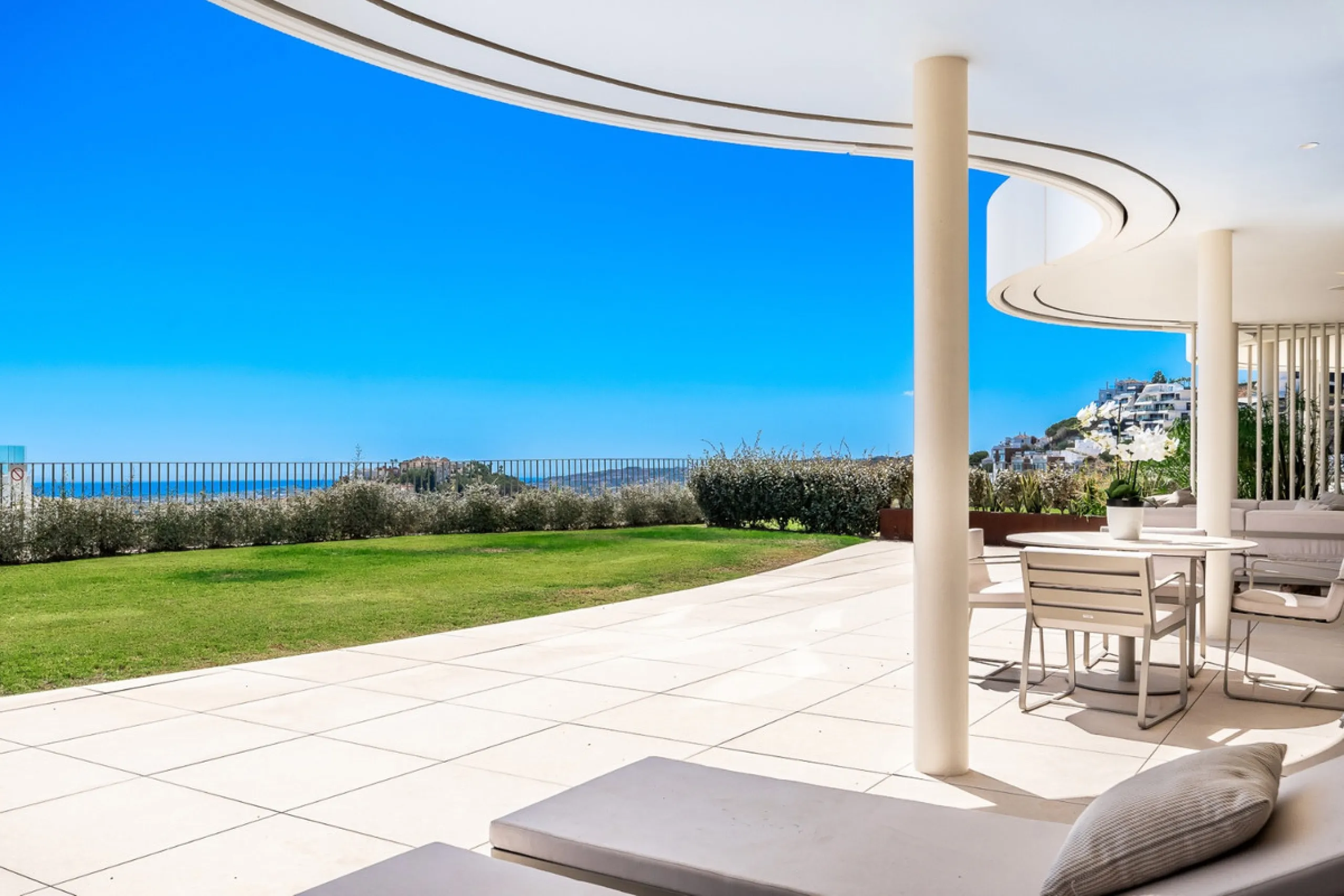 Apartment - Ground Floor Apartment в продаже в Benahavís, Málaga. В доме 2 спален и 3 ванных комнат. Площадь дома 215 м². Площадь участка 126 м²