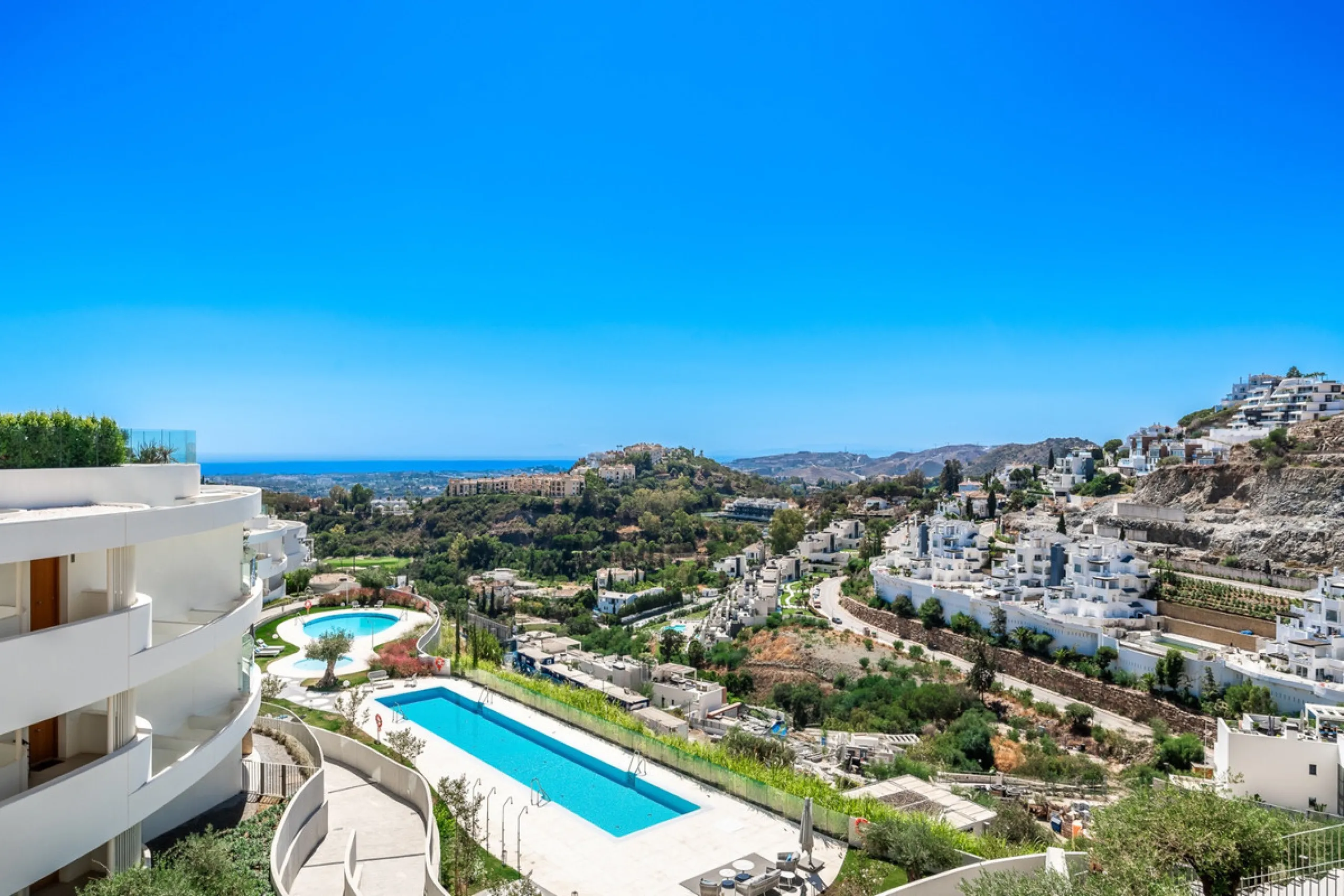Apartment - Ground Floor Apartment в продаже в Benahavís, Málaga. В доме 2 спален и 3 ванных комнат. Площадь дома 215 м². Площадь участка 126 м²
