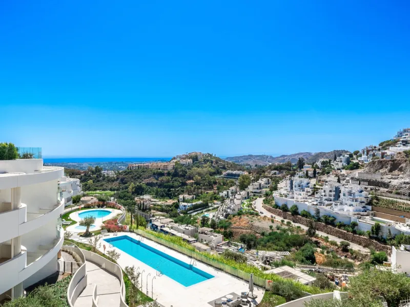 Apartment - Ground Floor Apartment в продаже в Benahavís, Málaga. В доме 2 спален и 3 ванных комнат. Площадь дома 215 м². Площадь участка 126 м²