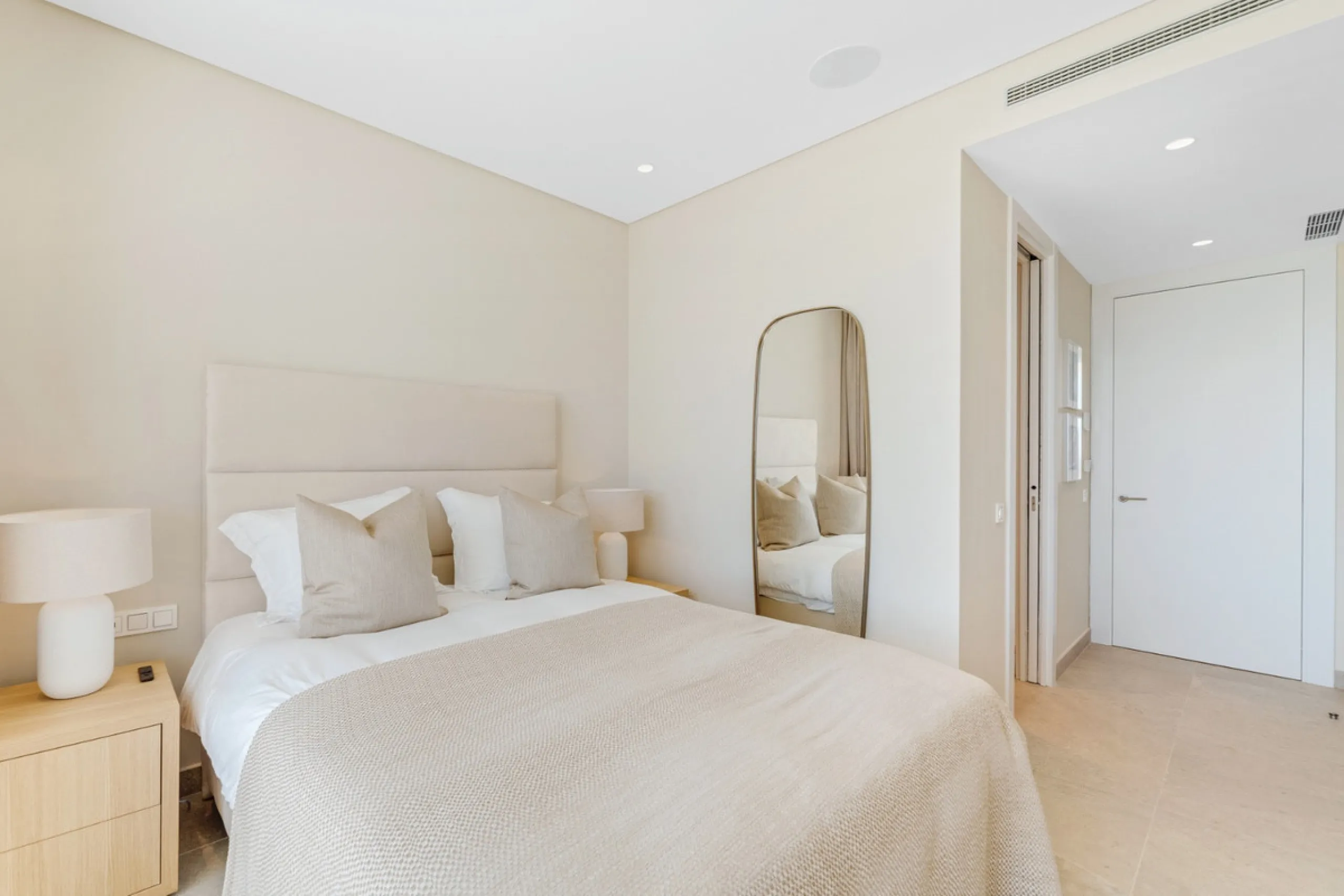 Apartment - Ground Floor Apartment в продаже в Benahavís, Málaga. В доме 2 спален и 3 ванных комнат. Площадь дома 215 м². Площадь участка 126 м²