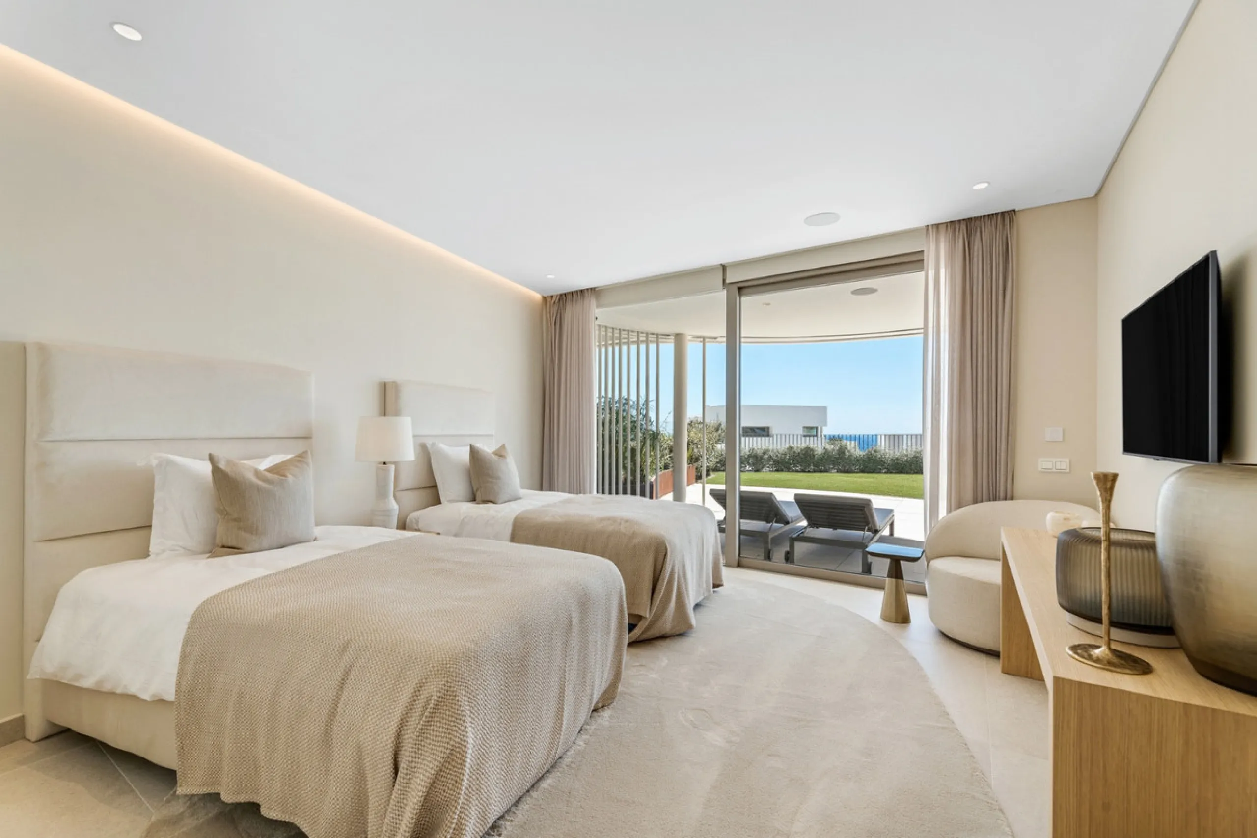 Apartment - Ground Floor Apartment в продаже в Benahavís, Málaga. В доме 2 спален и 3 ванных комнат. Площадь дома 215 м². Площадь участка 126 м²
