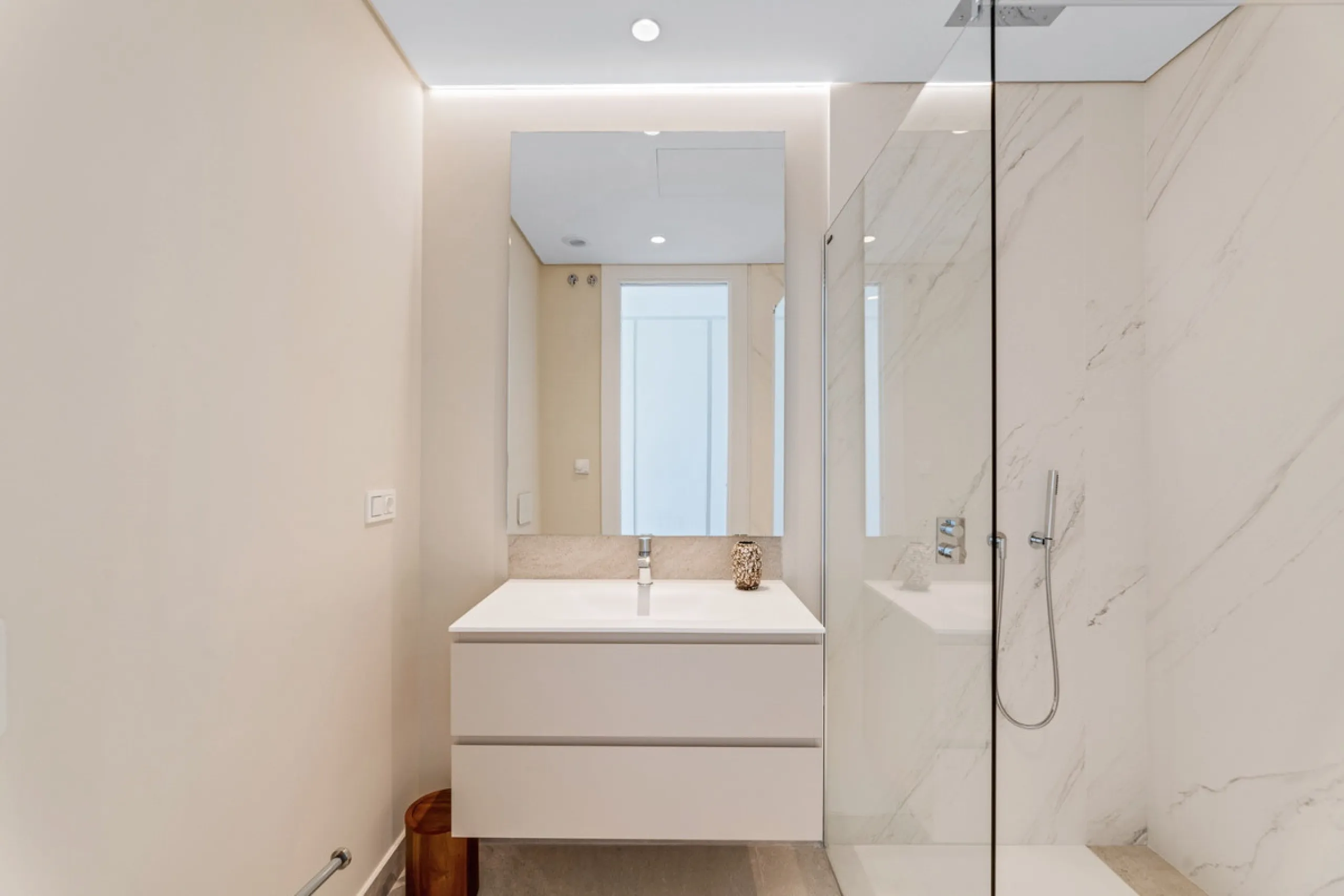 Apartment - Ground Floor Apartment в продаже в Benahavís, Málaga. В доме 2 спален и 3 ванных комнат. Площадь дома 215 м². Площадь участка 126 м²