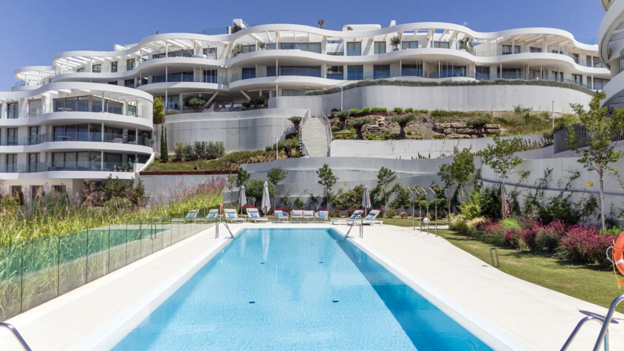 Apartment - Ground Floor Apartment в продаже в Benahavís, Málaga. В доме 2 спален и 3 ванных комнат. Площадь дома 215 м². Площадь участка 126 м²