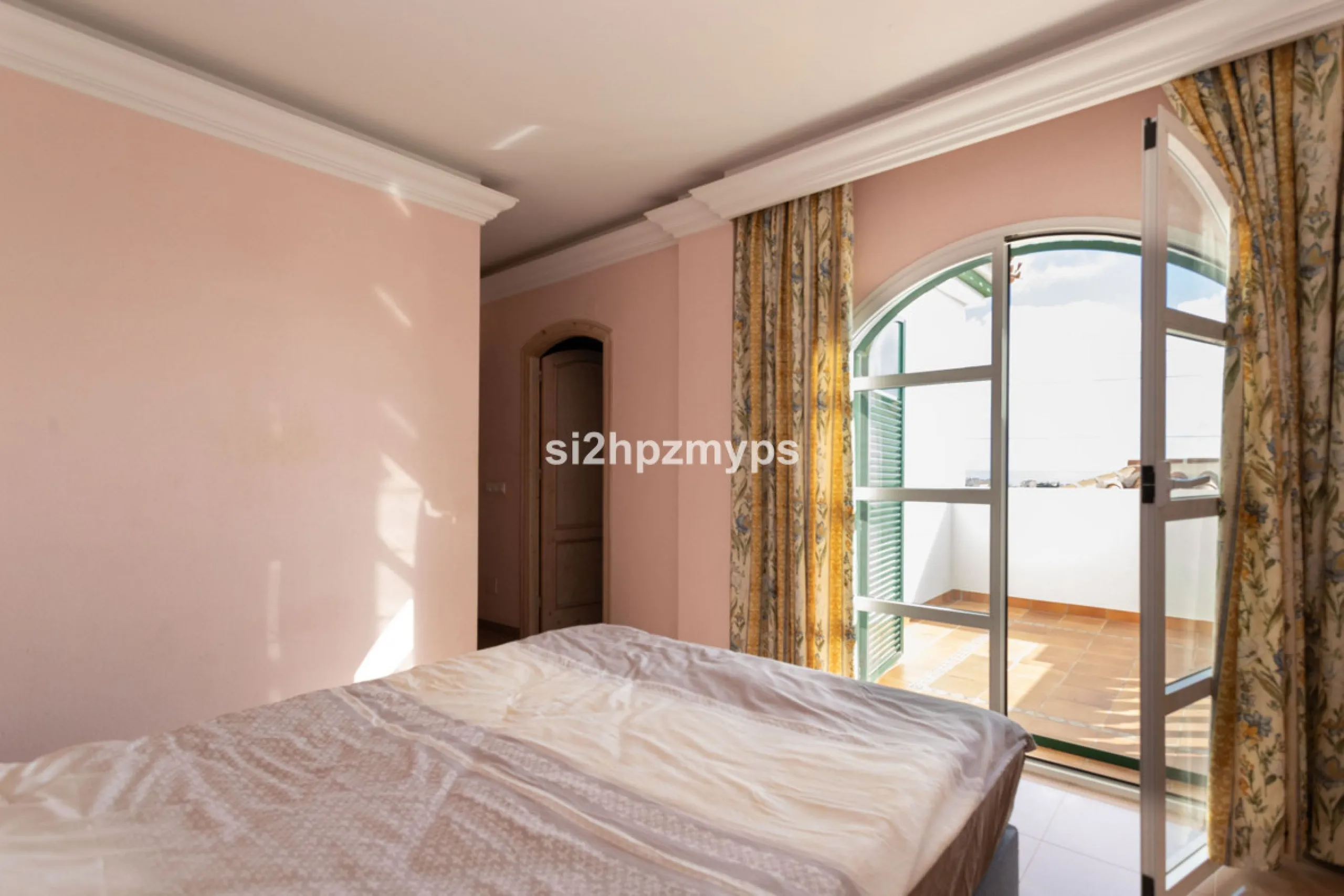 Große Villa in Torrox mit Tennisplatz und guten Geschäftsmöglichkeiten