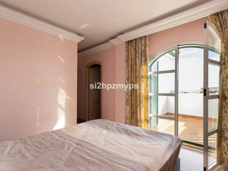 Große Villa in Torrox mit Tennisplatz und guten Geschäftsmöglichkeiten