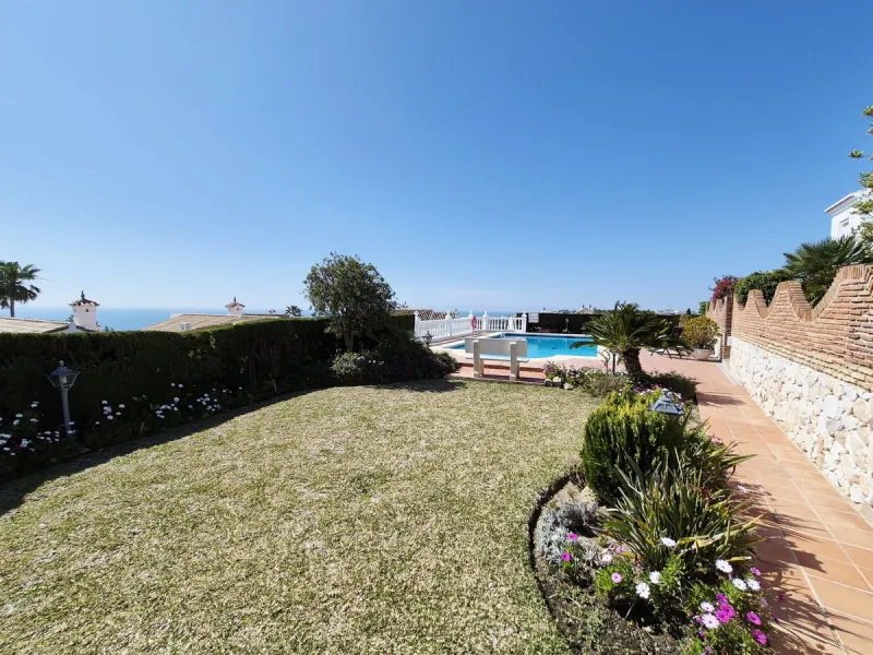 INCREDIBLE PANORAMIC VIEWS FROM THIS BRIGHT AND SPACIOUS APARTMENT WHICH LOOKS OUT OVER THE BAY OF LA CALA  AND EL CHAPARRAL GOLF COURSE.