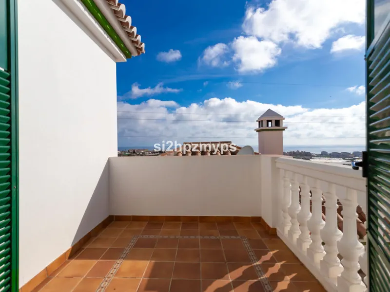 Große Villa in Torrox mit Tennisplatz und guten Geschäftsmöglichkeiten