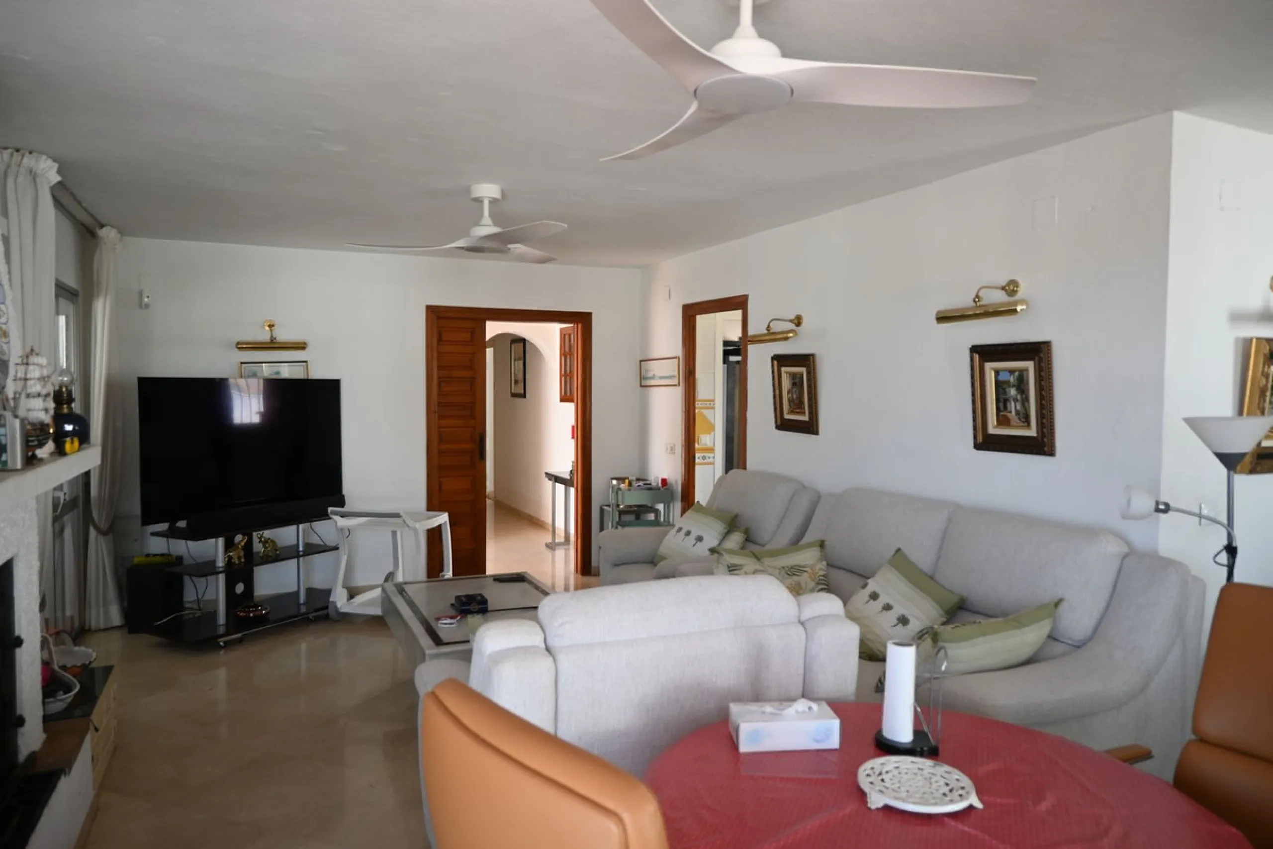 Discover this charming villa in excellent condition, located in one of the most peaceful and sought-after areas of Mijas. A bright, spacious home perfectly designed to enjoy Mediterranean living.