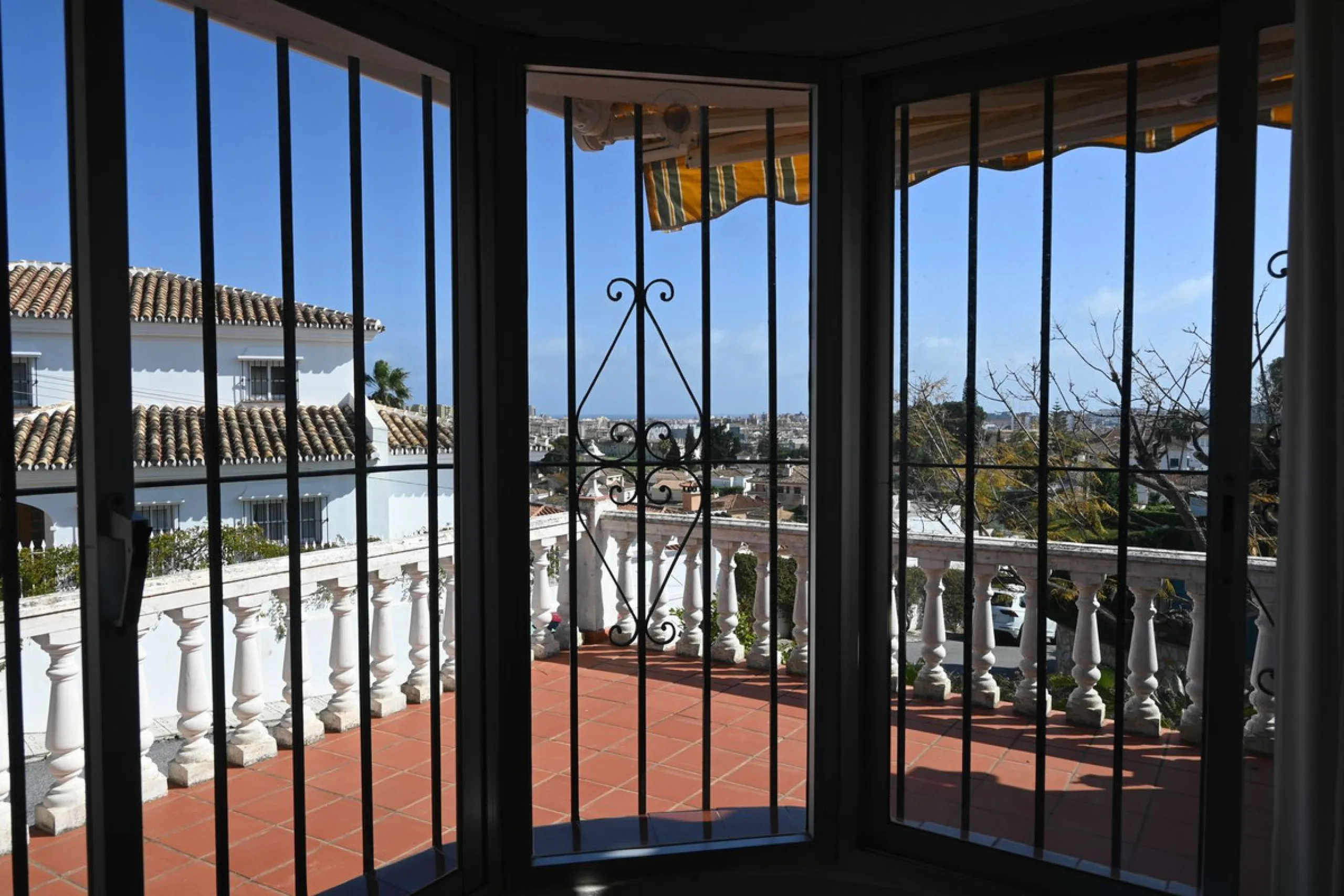 Discover this charming villa in excellent condition, located in one of the most peaceful and sought-after areas of Mijas. A bright, spacious home perfectly designed to enjoy Mediterranean living.