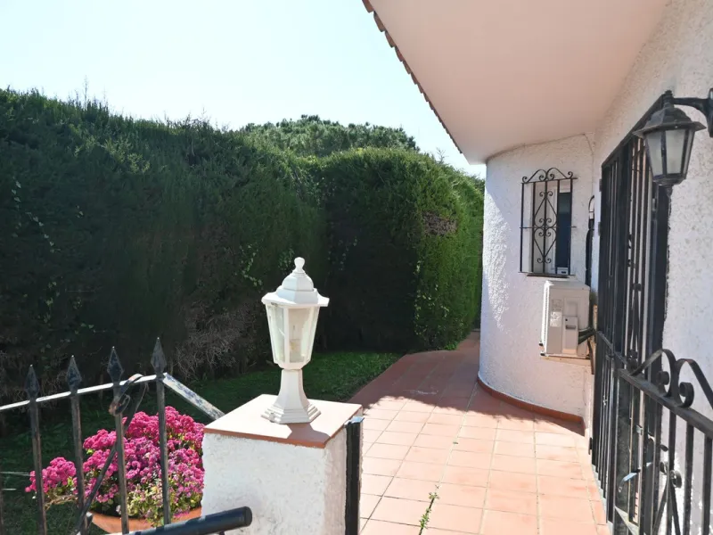 Discover this charming villa in excellent condition, located in one of the most peaceful and sought-after areas of Mijas. A bright, spacious home perfectly designed to enjoy Mediterranean living.