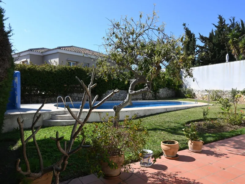 Discover this charming villa in excellent condition, located in one of the most peaceful and sought-after areas of Mijas. A bright, spacious home perfectly designed to enjoy Mediterranean living.