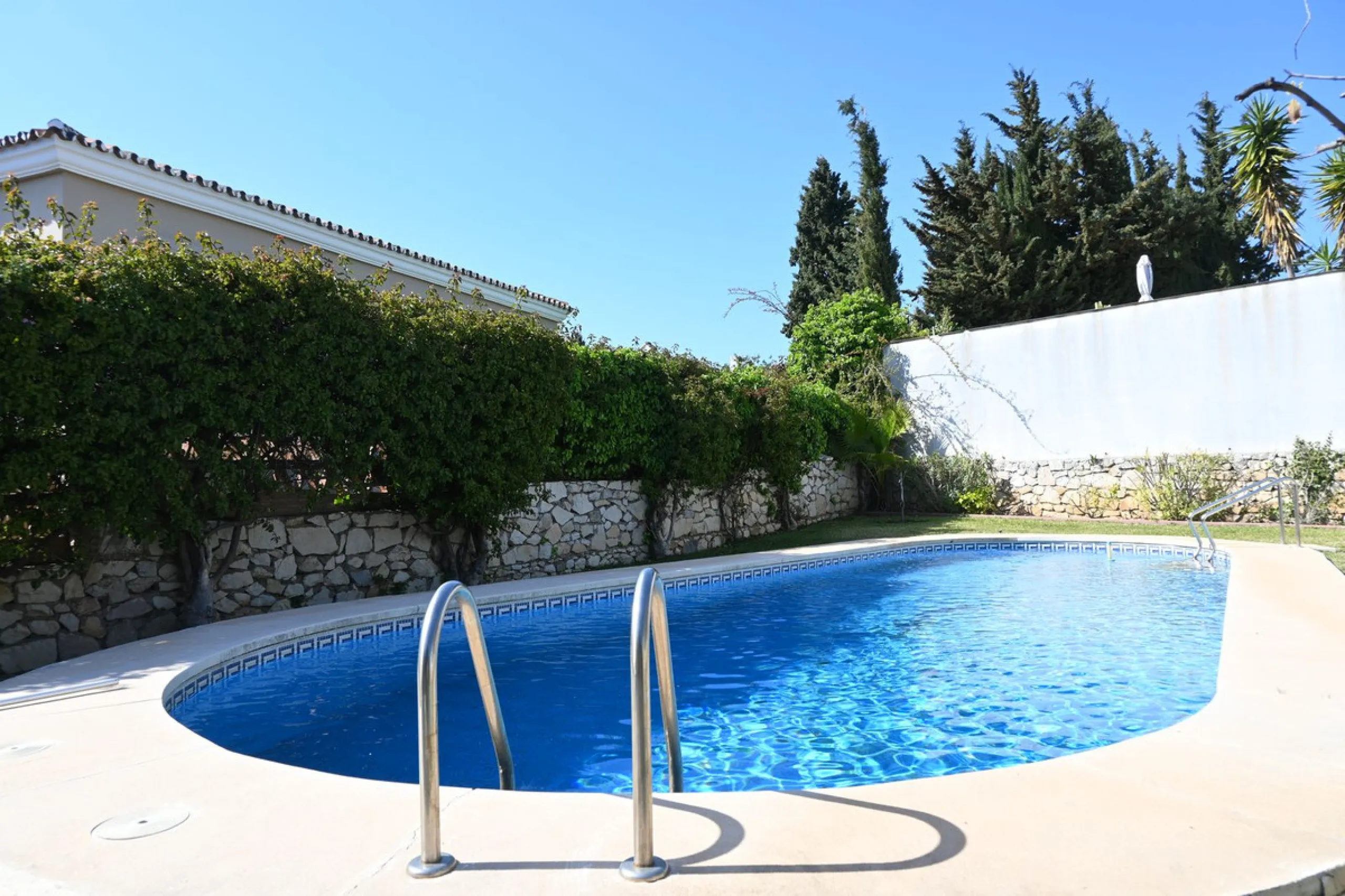 Discover this charming villa in excellent condition, located in one of the most peaceful and sought-after areas of Mijas. A bright, spacious home perfectly designed to enjoy Mediterranean living.