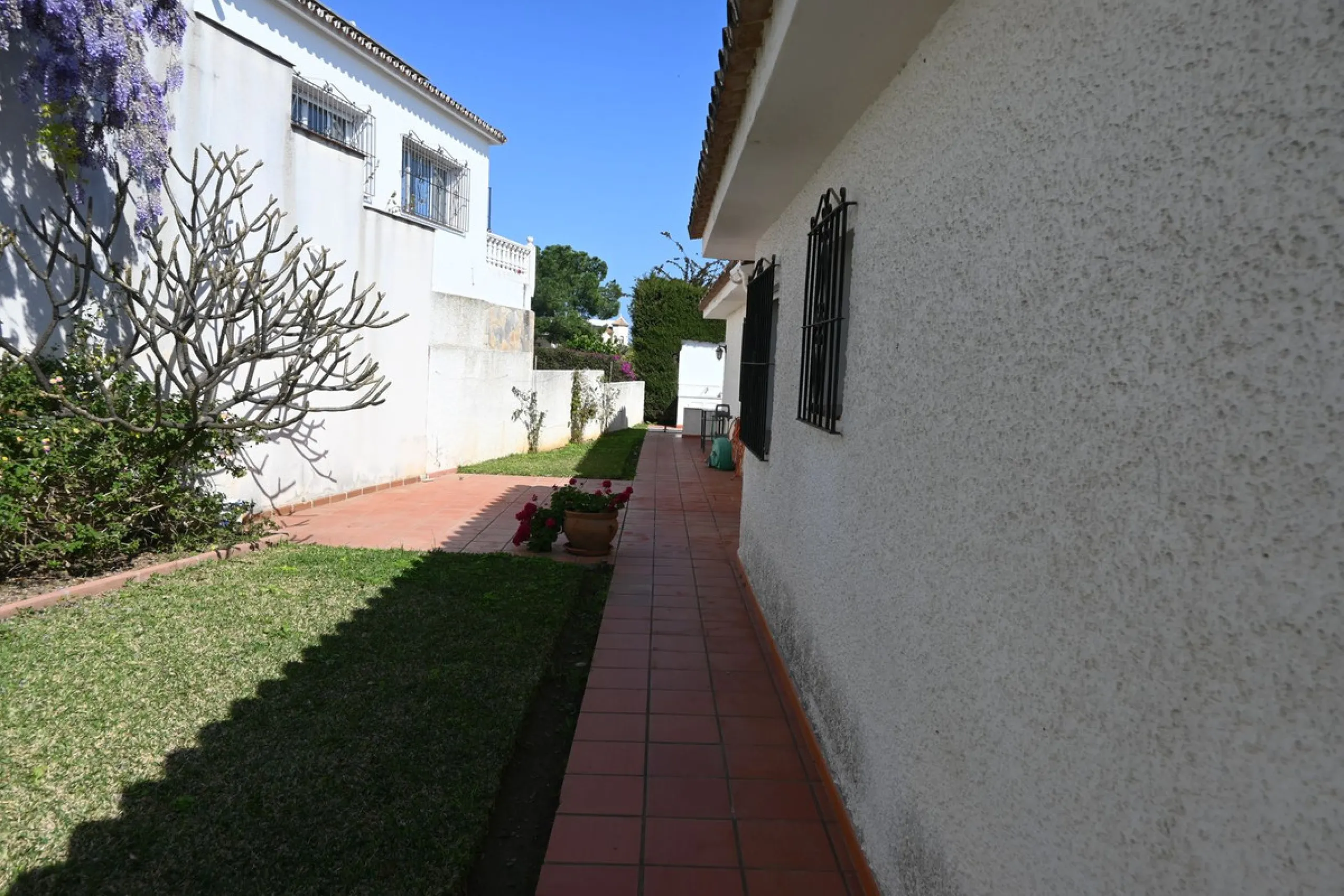 Discover this charming villa in excellent condition, located in one of the most peaceful and sought-after areas of Mijas. A bright, spacious home perfectly designed to enjoy Mediterranean living.
