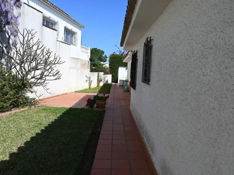 Discover this charming villa in excellent condition, located in one of the most peaceful and sought-after areas of Mijas. A bright, spacious home perfectly designed to enjoy Mediterranean living.