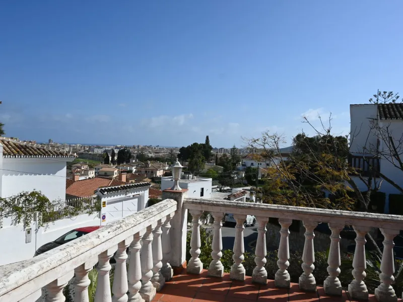 Discover this charming villa in excellent condition, located in one of the most peaceful and sought-after areas of Mijas. A bright, spacious home perfectly designed to enjoy Mediterranean living.