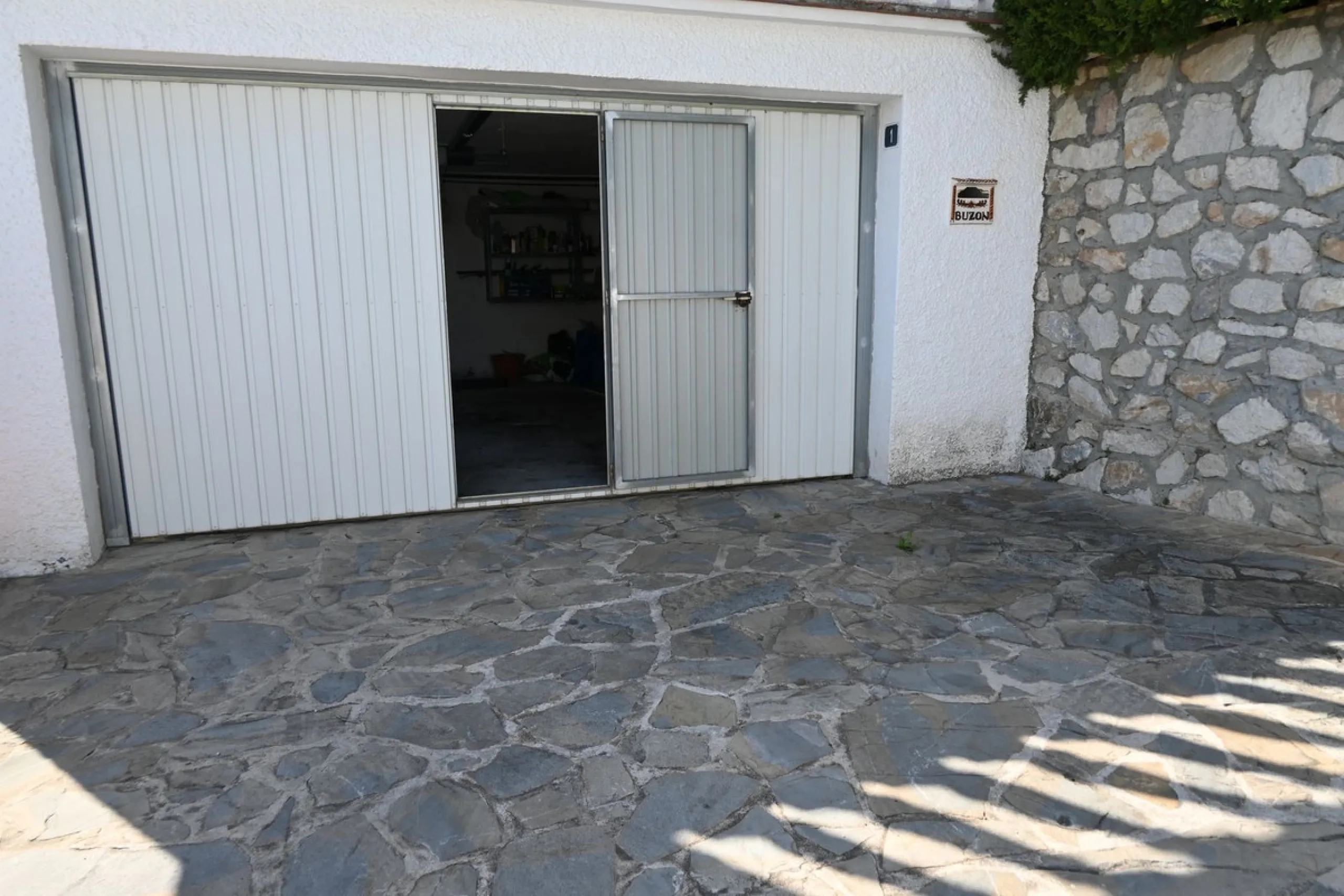 Discover this charming villa in excellent condition, located in one of the most peaceful and sought-after areas of Mijas. A bright, spacious home perfectly designed to enjoy Mediterranean living.