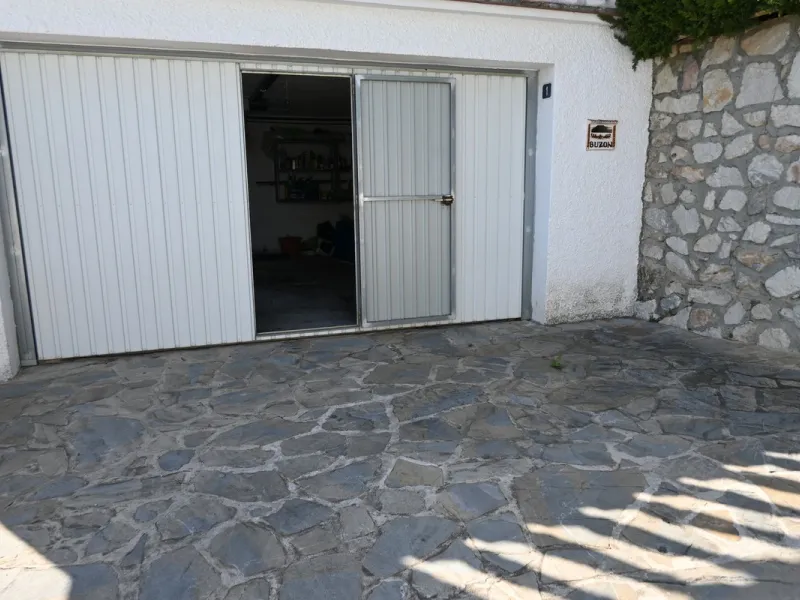 Discover this charming villa in excellent condition, located in one of the most peaceful and sought-after areas of Mijas. A bright, spacious home perfectly designed to enjoy Mediterranean living.