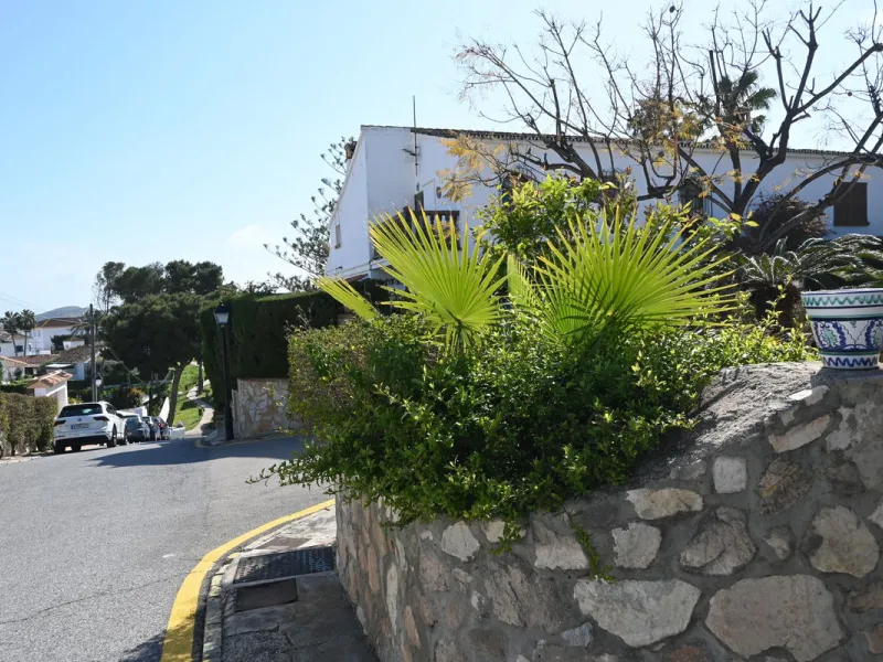 Discover this charming villa in excellent condition, located in one of the most peaceful and sought-after areas of Mijas. A bright, spacious home perfectly designed to enjoy Mediterranean living.