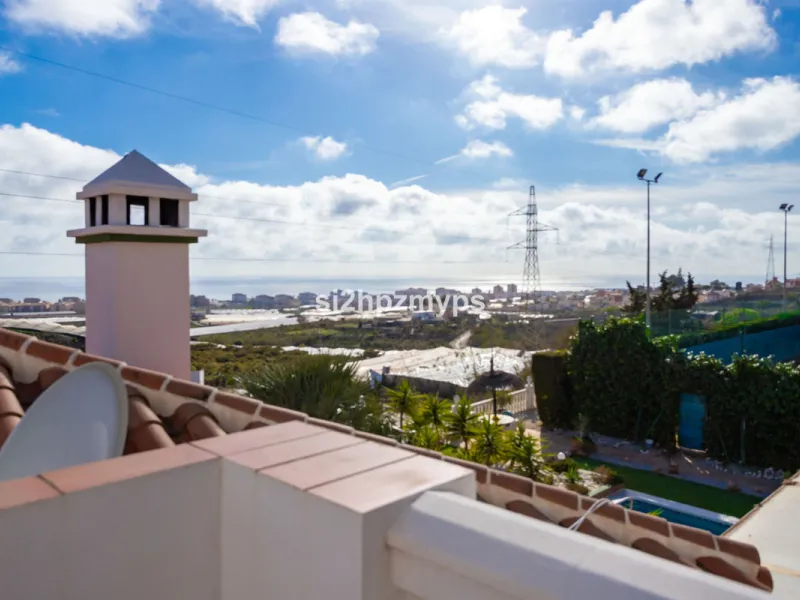 Große Villa in Torrox mit Tennisplatz und guten Geschäftsmöglichkeiten