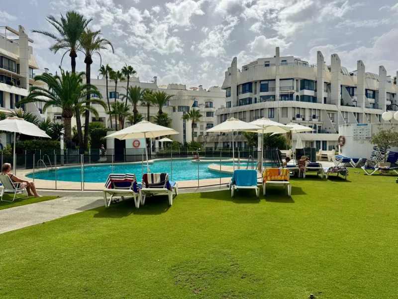 Apartment located in the prestigious residential complex Marbella House, one of the most sought-after developments in the area thanks to its extensive facilities and impeccable maintenance. It boasts a privileged location next to the beach and the promena