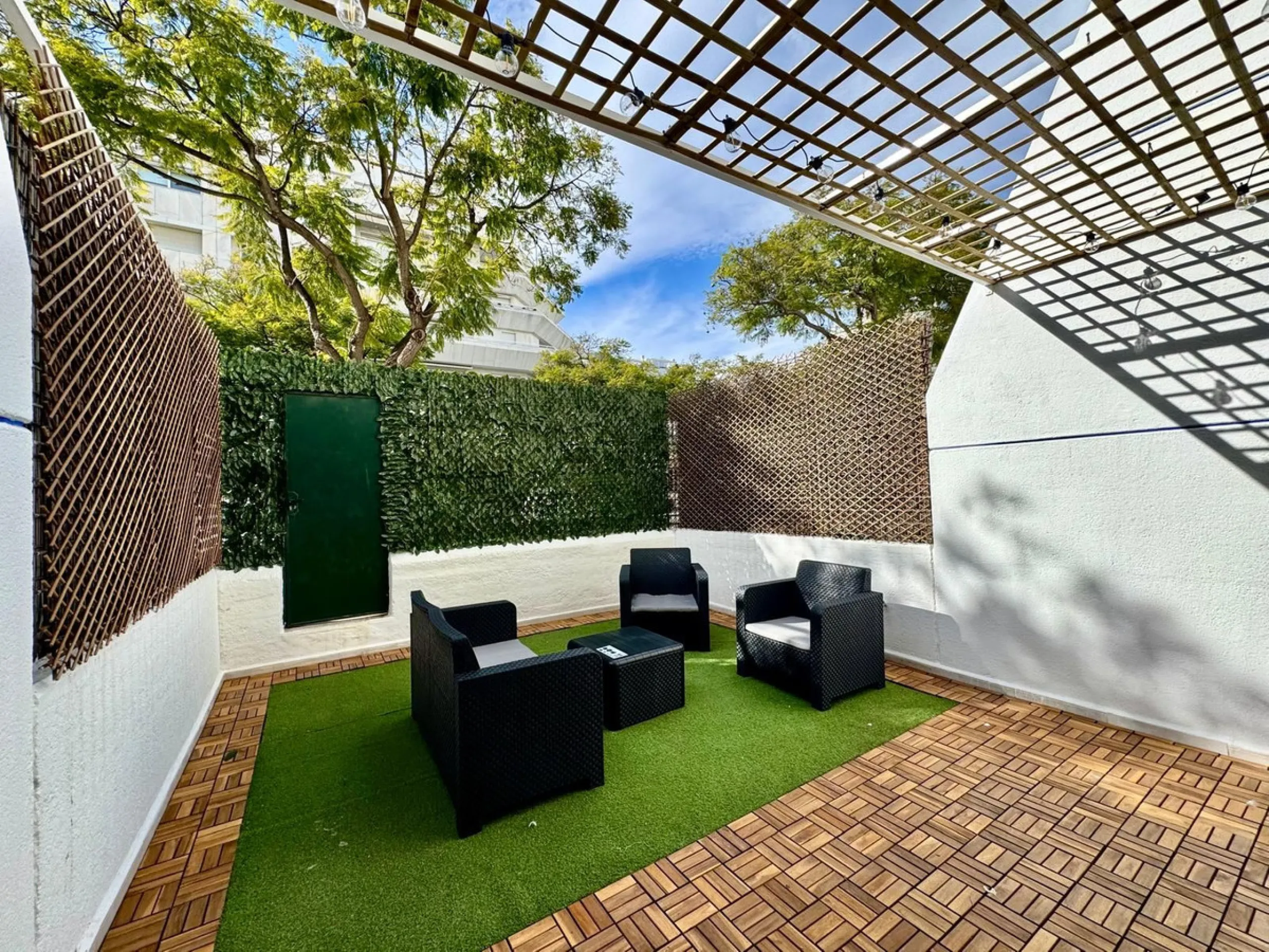 Apartment located in the prestigious residential complex Marbella House, one of the most sought-after developments in the area thanks to its extensive facilities and impeccable maintenance. It boasts a privileged location next to the beach and the promena