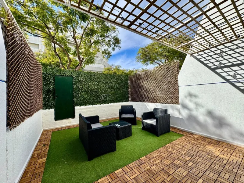 Apartment located in the prestigious residential complex Marbella House, one of the most sought-after developments in the area thanks to its extensive facilities and impeccable maintenance. It boasts a privileged location next to the beach and the promena