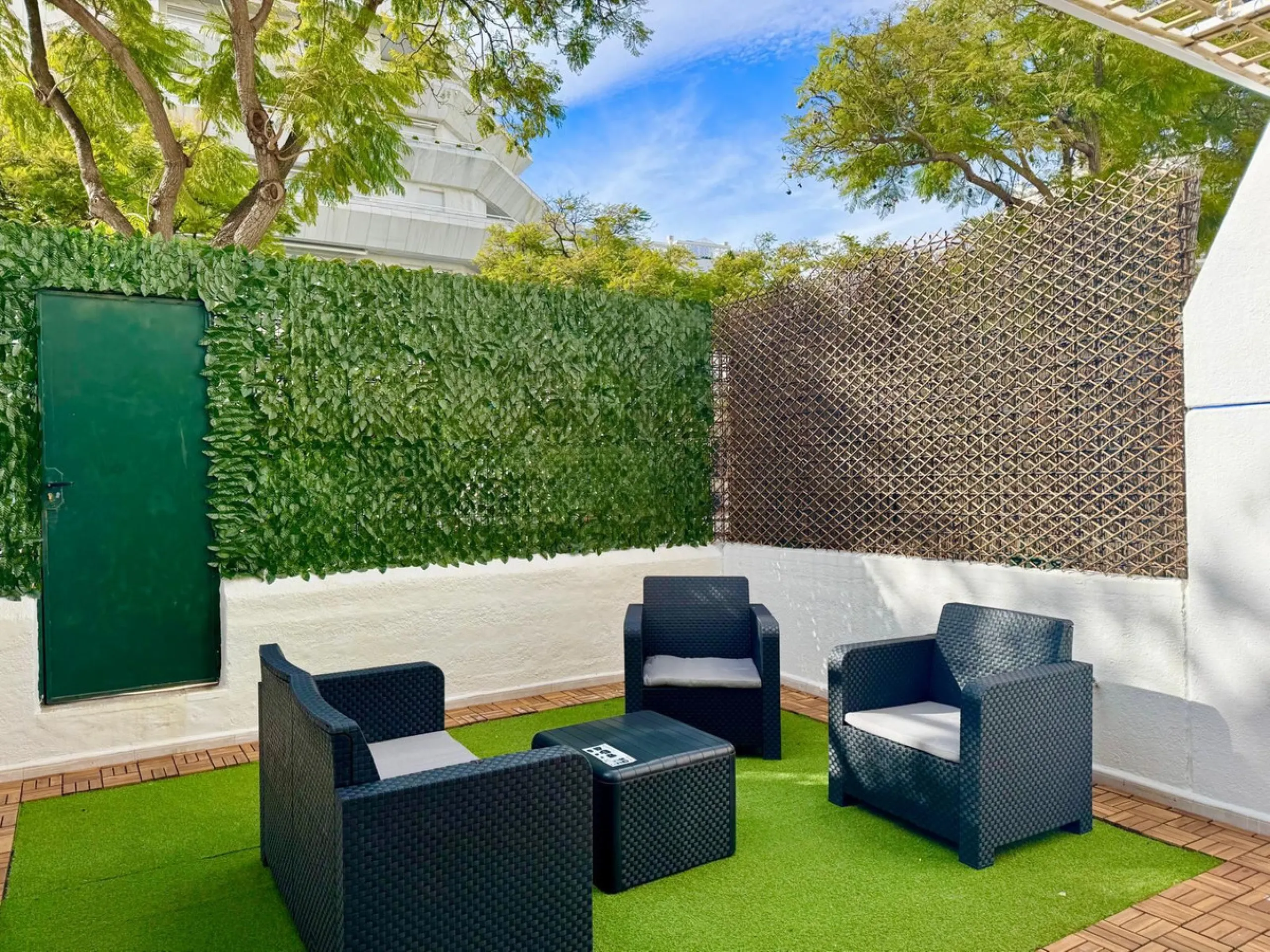Apartment located in the prestigious residential complex Marbella House, one of the most sought-after developments in the area thanks to its extensive facilities and impeccable maintenance. It boasts a privileged location next to the beach and the promena