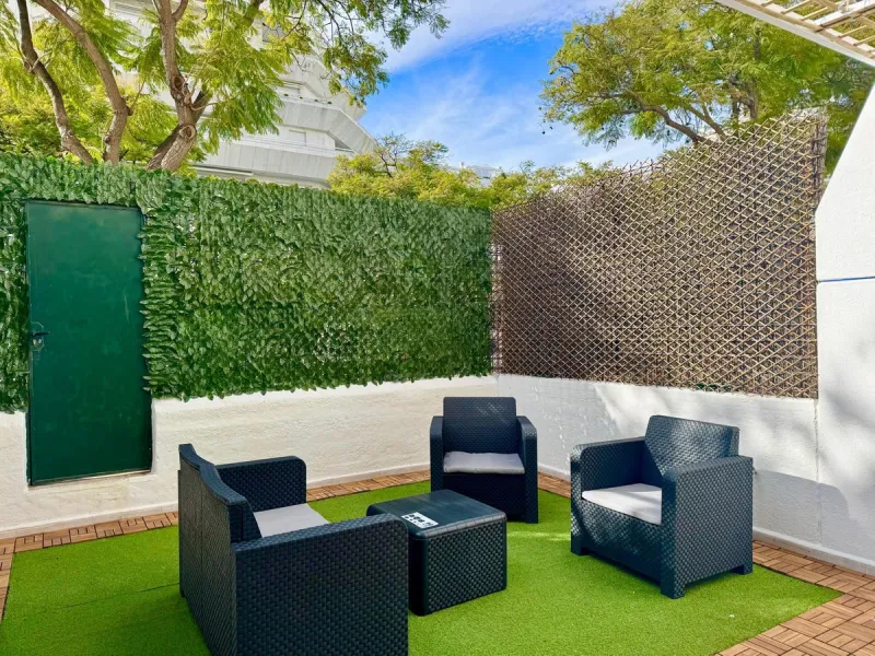 Apartment located in the prestigious residential complex Marbella House, one of the most sought-after developments in the area thanks to its extensive facilities and impeccable maintenance. It boasts a privileged location next to the beach and the promena