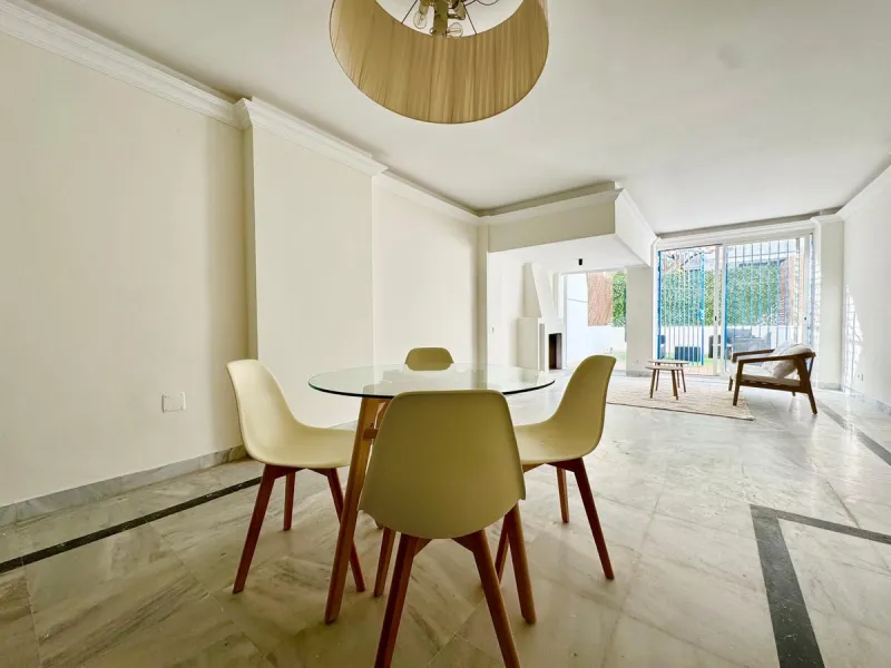 Apartment located in the prestigious residential complex Marbella House, one of the most sought-after developments in the area thanks to its extensive facilities and impeccable maintenance. It boasts a privileged location next to the beach and the promena