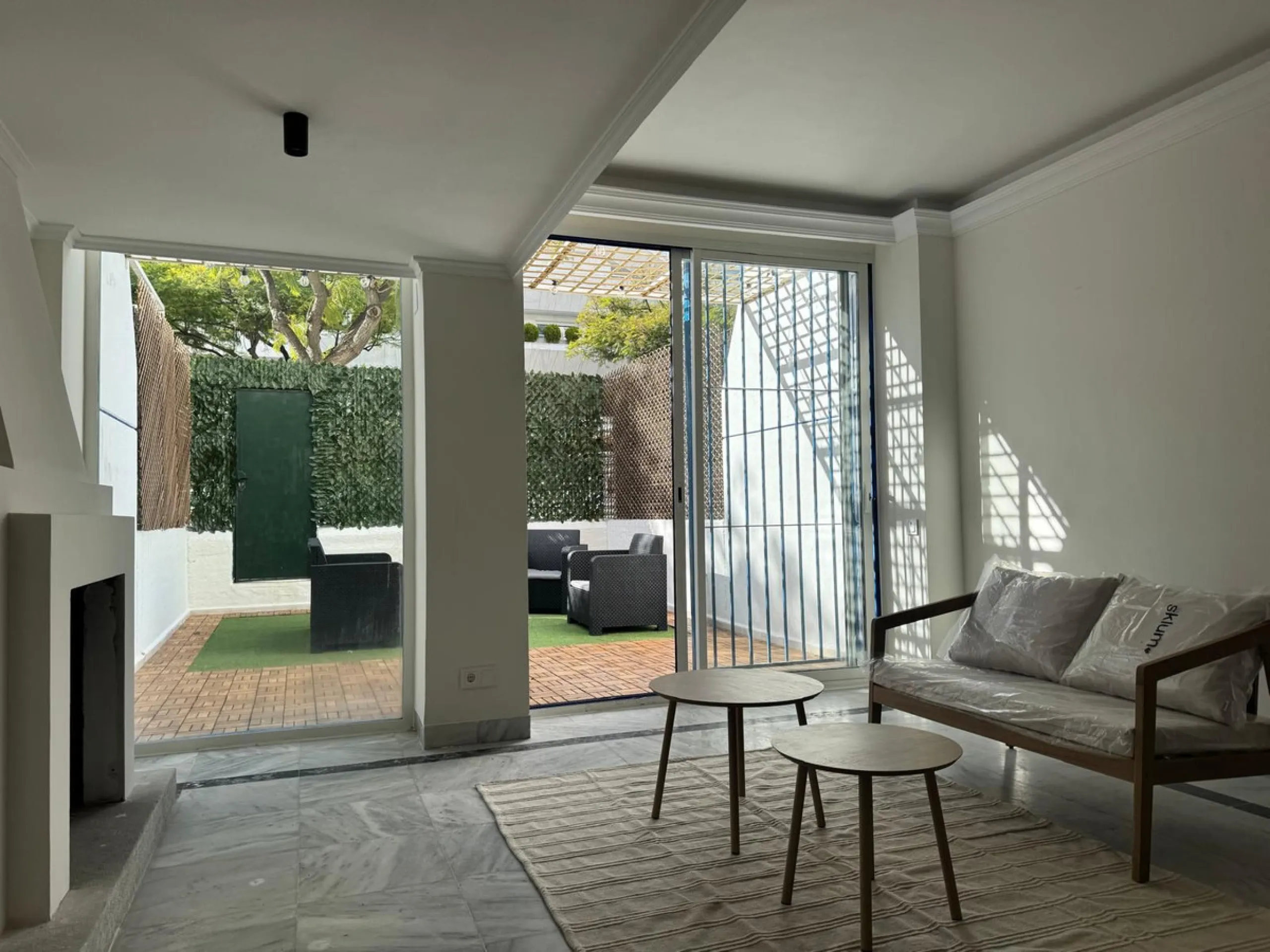 Apartment located in the prestigious residential complex Marbella House, one of the most sought-after developments in the area thanks to its extensive facilities and impeccable maintenance. It boasts a privileged location next to the beach and the promena