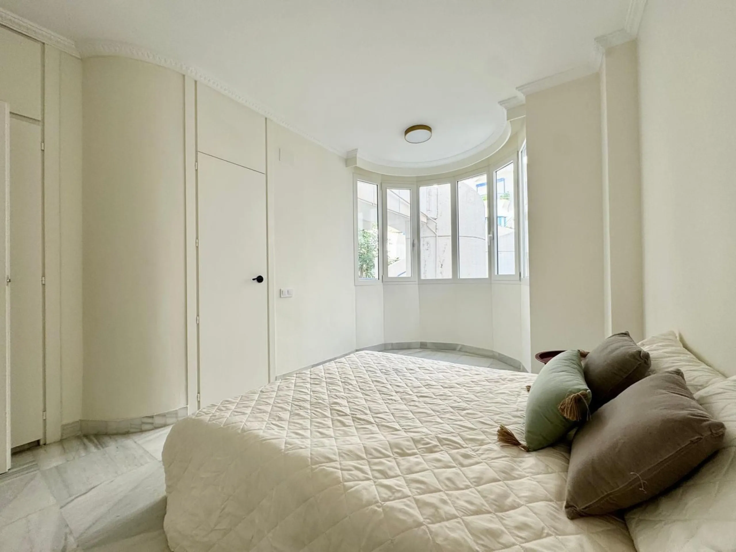 Apartment located in the prestigious residential complex Marbella House, one of the most sought-after developments in the area thanks to its extensive facilities and impeccable maintenance. It boasts a privileged location next to the beach and the promena