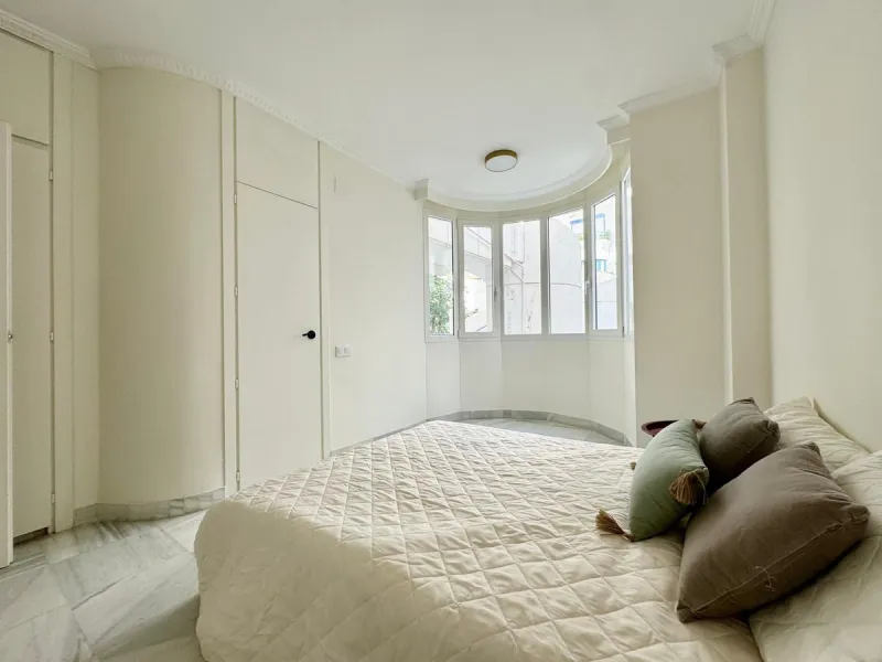 Apartment located in the prestigious residential complex Marbella House, one of the most sought-after developments in the area thanks to its extensive facilities and impeccable maintenance. It boasts a privileged location next to the beach and the promena