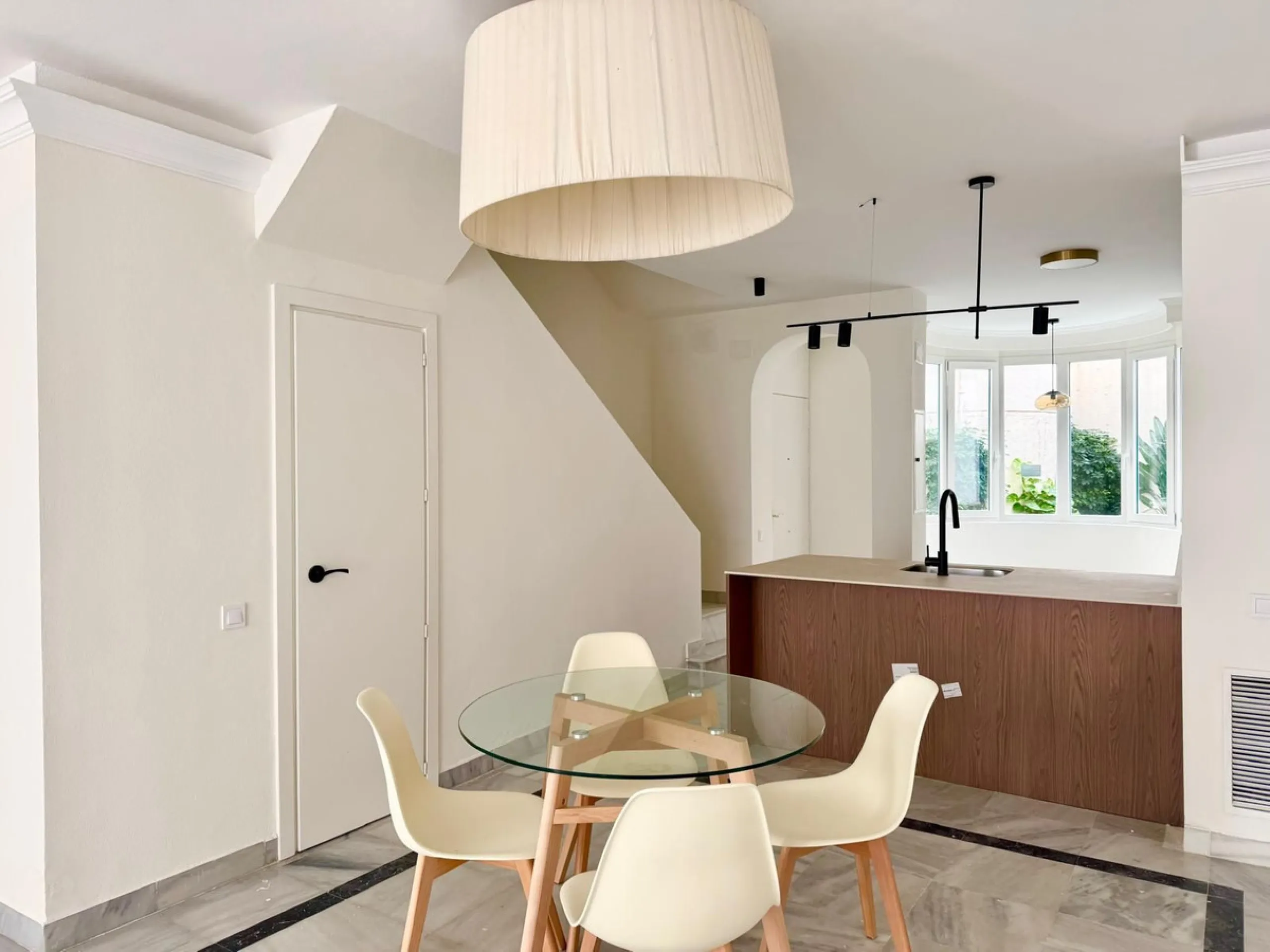 Apartment located in the prestigious residential complex Marbella House, one of the most sought-after developments in the area thanks to its extensive facilities and impeccable maintenance. It boasts a privileged location next to the beach and the promena