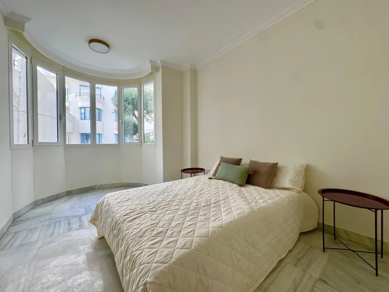 Apartment located in the prestigious residential complex Marbella House, one of the most sought-after developments in the area thanks to its extensive facilities and impeccable maintenance. It boasts a privileged location next to the beach and the promena
