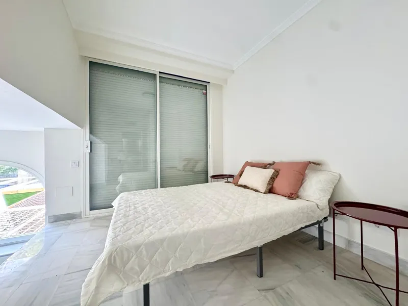 Apartment located in the prestigious residential complex Marbella House, one of the most sought-after developments in the area thanks to its extensive facilities and impeccable maintenance. It boasts a privileged location next to the beach and the promena