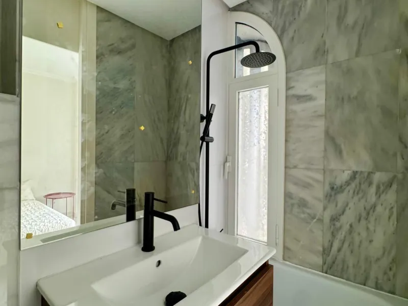 Apartment located in the prestigious residential complex Marbella House, one of the most sought-after developments in the area thanks to its extensive facilities and impeccable maintenance. It boasts a privileged location next to the beach and the promena