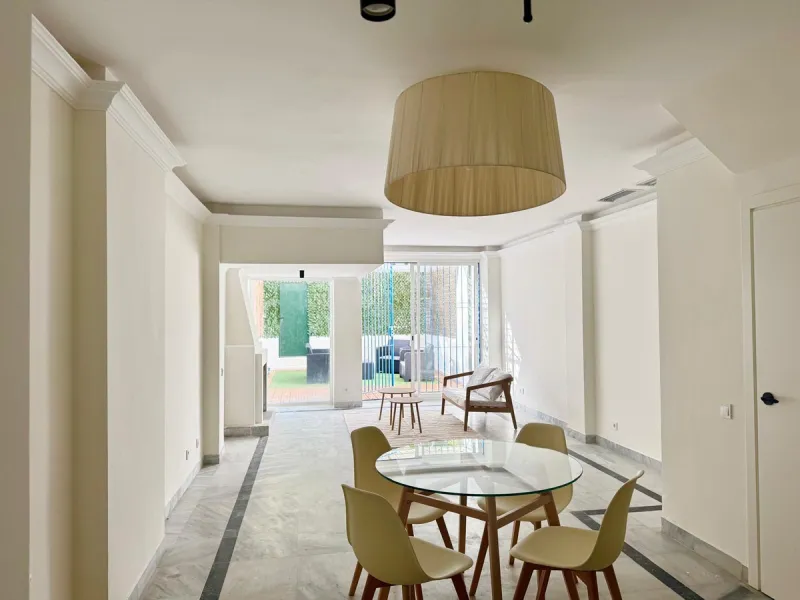 Apartment located in the prestigious residential complex Marbella House, one of the most sought-after developments in the area thanks to its extensive facilities and impeccable maintenance. It boasts a privileged location next to the beach and the promena
