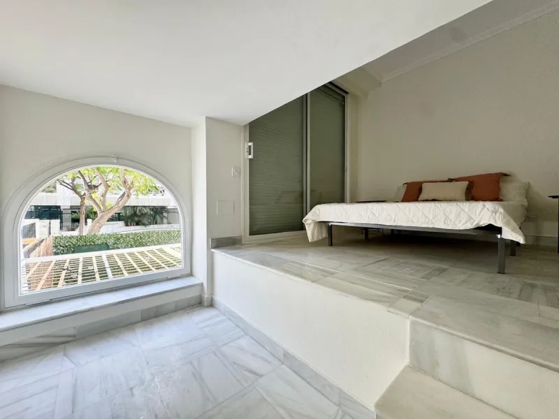 Apartment located in the prestigious residential complex Marbella House, one of the most sought-after developments in the area thanks to its extensive facilities and impeccable maintenance. It boasts a privileged location next to the beach and the promena