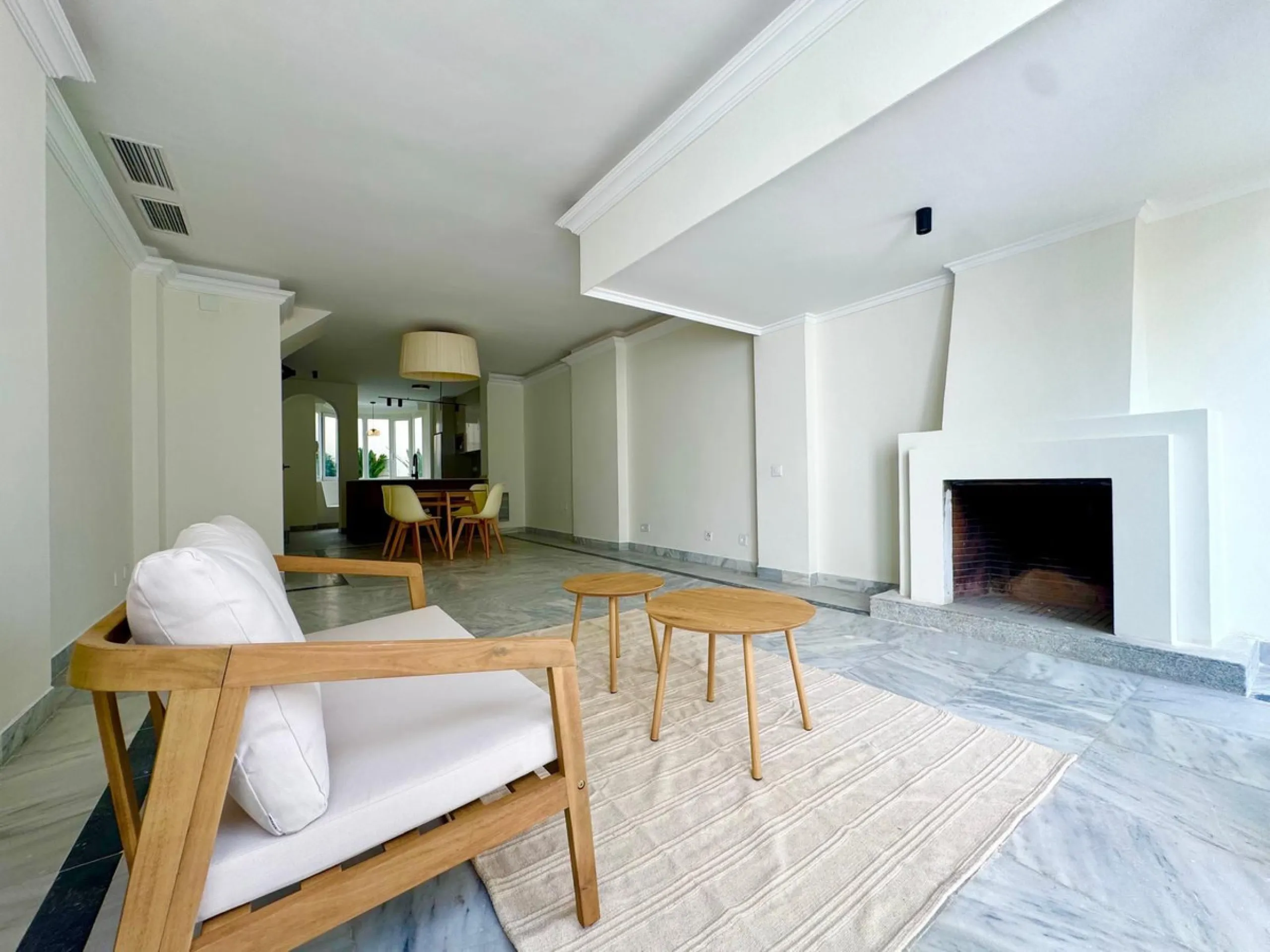 Apartment located in the prestigious residential complex Marbella House, one of the most sought-after developments in the area thanks to its extensive facilities and impeccable maintenance. It boasts a privileged location next to the beach and the promena