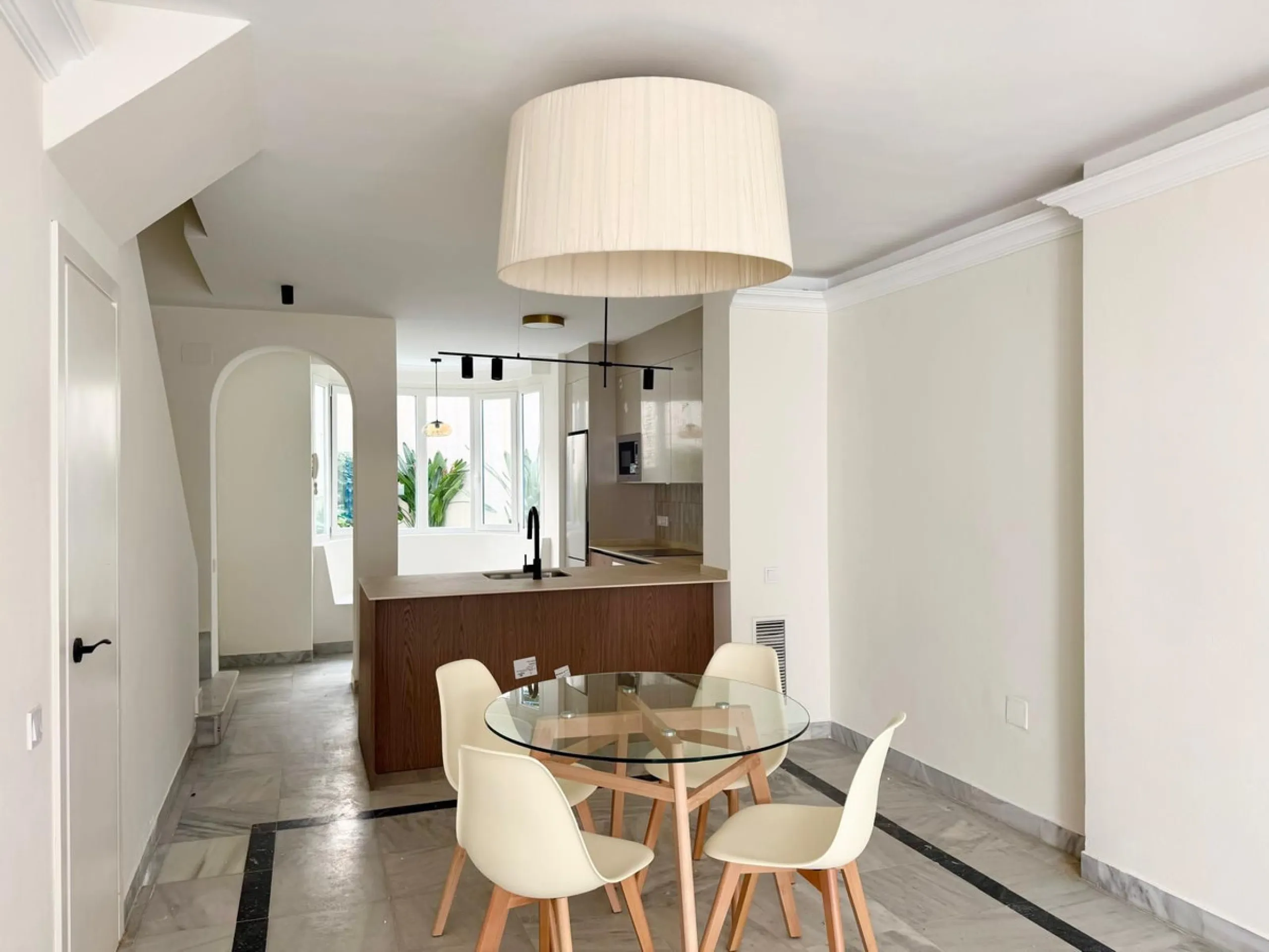 Apartment located in the prestigious residential complex Marbella House, one of the most sought-after developments in the area thanks to its extensive facilities and impeccable maintenance. It boasts a privileged location next to the beach and the promena