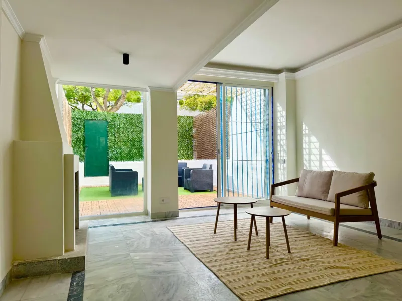 Apartment located in the prestigious residential complex Marbella House, one of the most sought-after developments in the area thanks to its extensive facilities and impeccable maintenance. It boasts a privileged location next to the beach and the promena