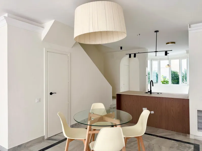 Apartment located in the prestigious residential complex Marbella House, one of the most sought-after developments in the area thanks to its extensive facilities and impeccable maintenance. It boasts a privileged location next to the beach and the promena